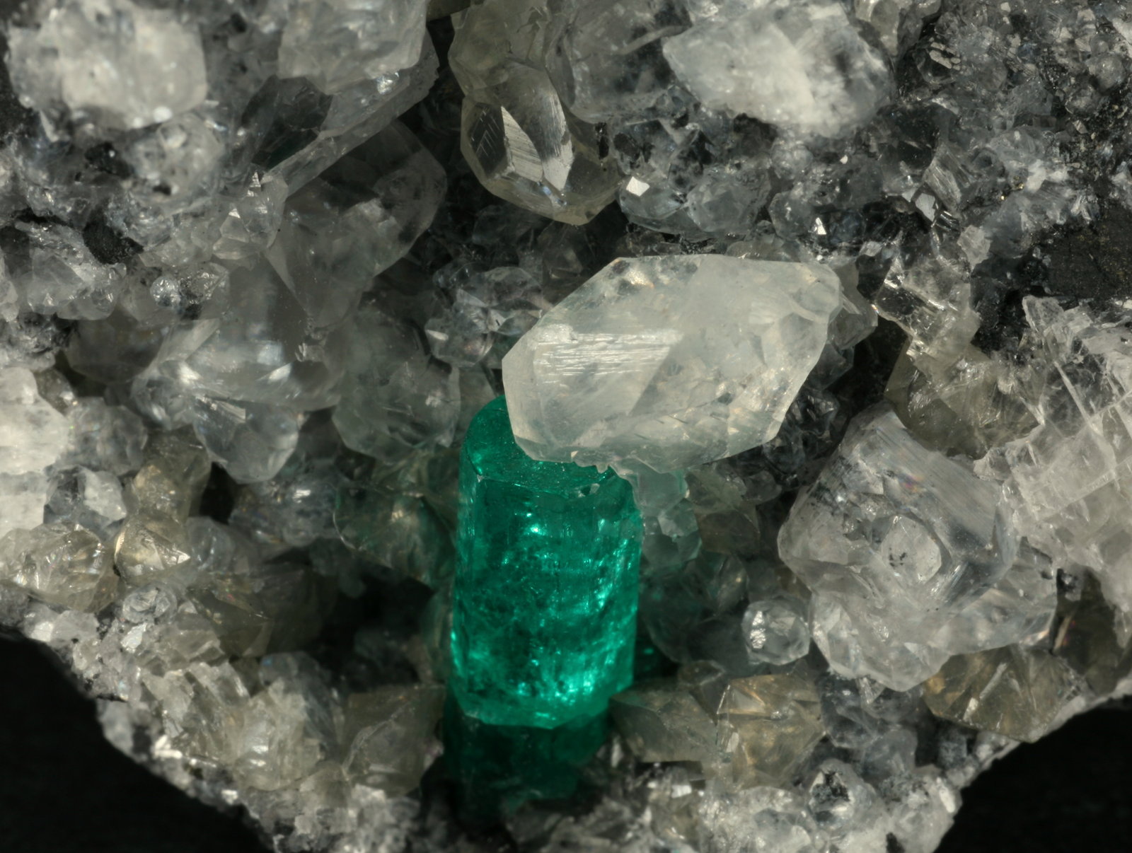 Beryl (variety emerald), Calcite
Detail - FOV=2cm
(Autor: Fiebre Verde)