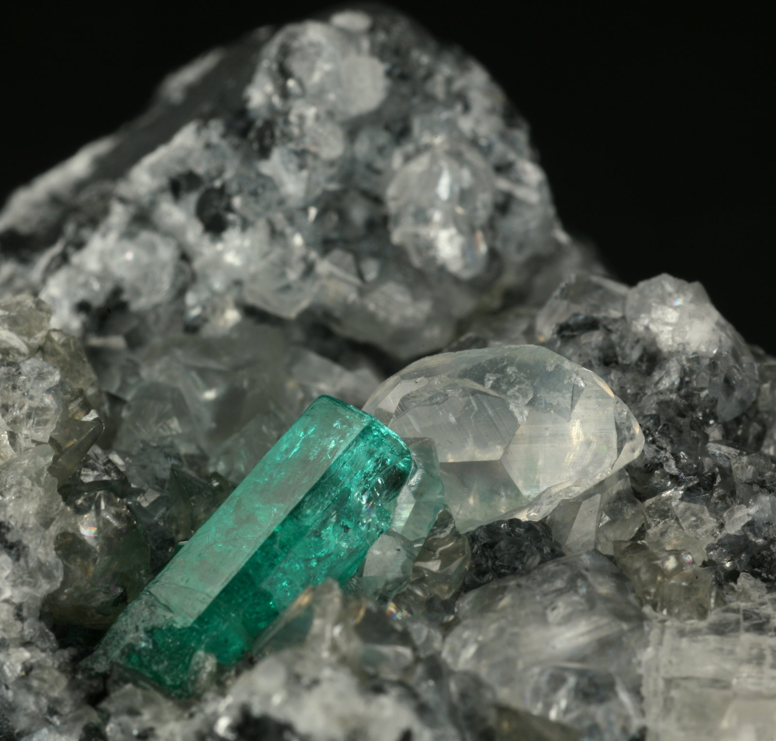 Beryl (variety emerald), Calcite
Detail - FOV=2.5cm
(Autor: Fiebre Verde)