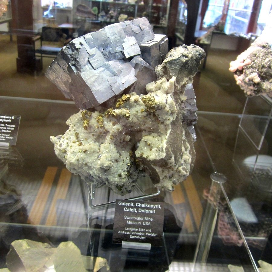 Galena, chalcopyrite, calcite, dolomite
~ 20 cm
(Autor: Tobi)