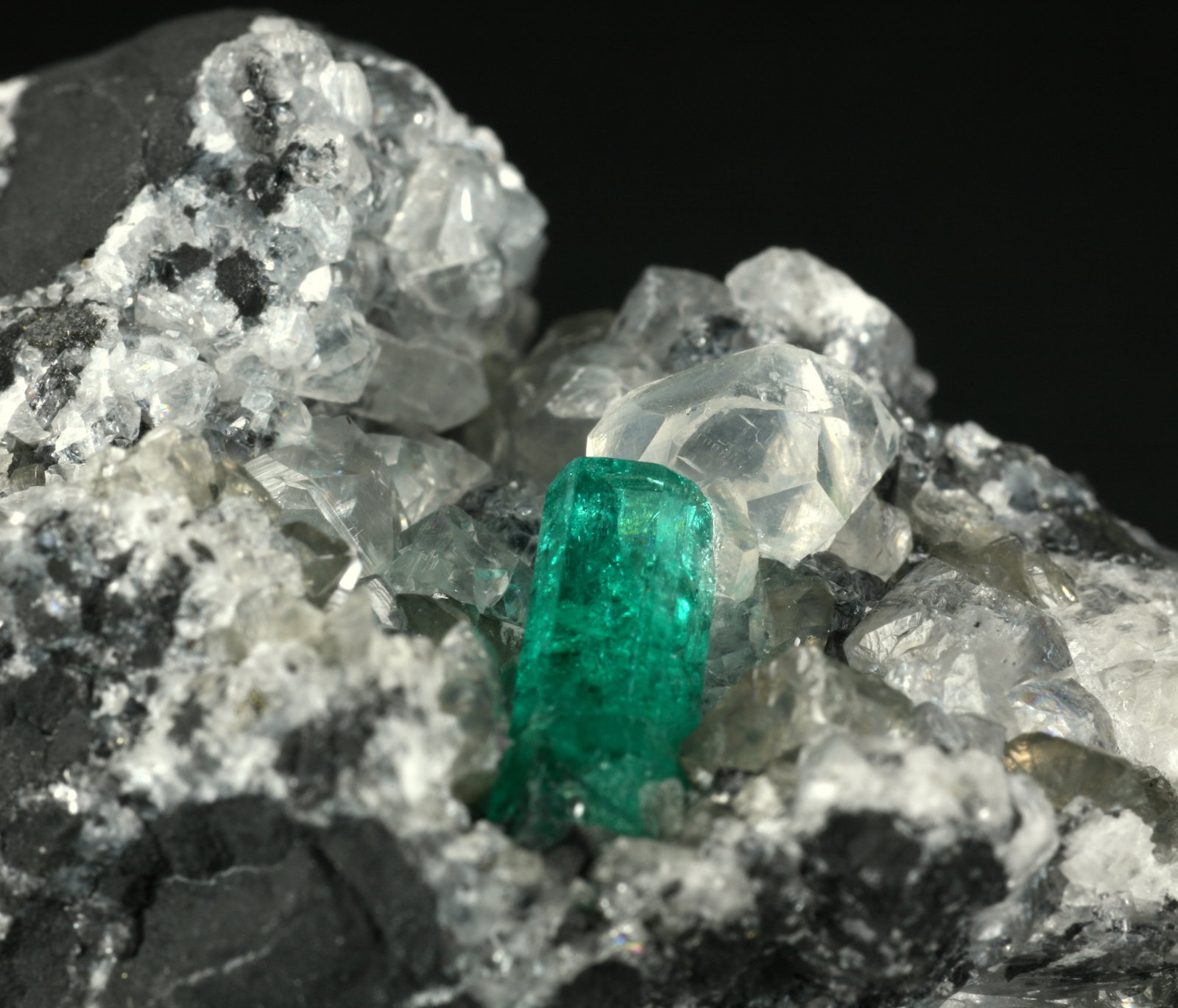 Beryl (variety emerald), Calcite
Detail - FOV=2.5cm
(Autor: Fiebre Verde)