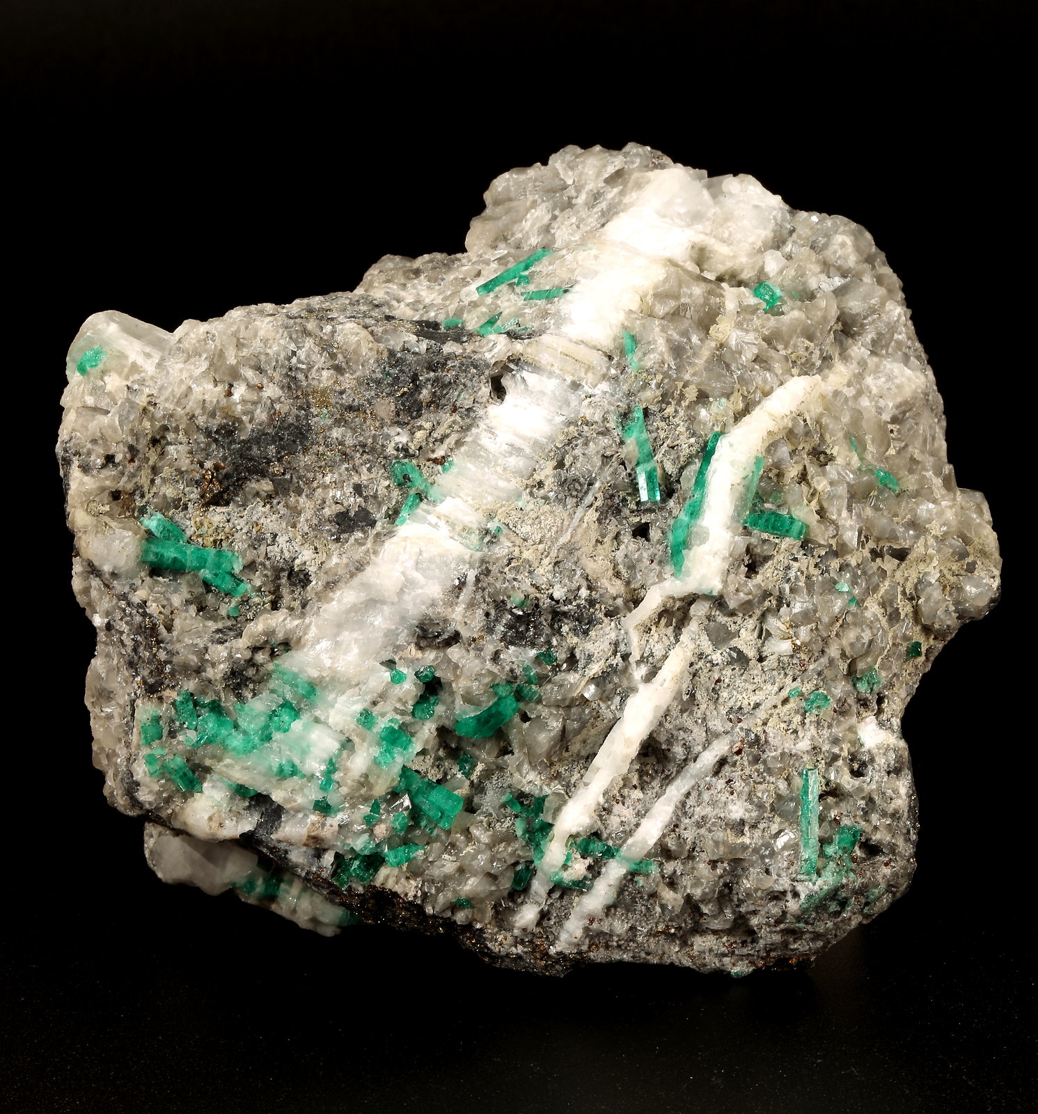 Beryl (variety emerald), Calcite, Pyrite
80x40x90mm - xls up to 8mm
(Autor: Fiebre Verde)