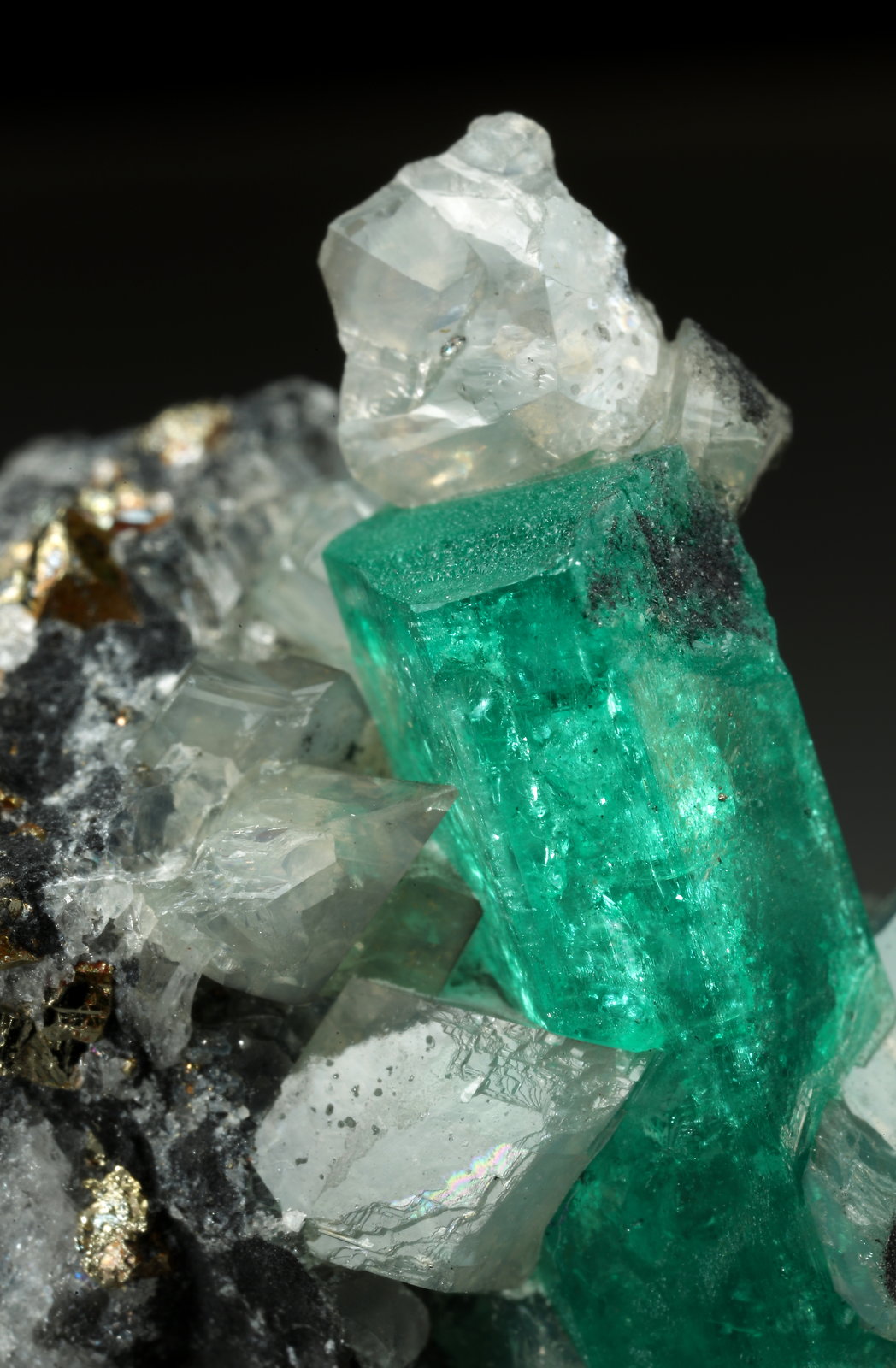 Beryl (variety emerald), Dolomite, Pyrite
29x45x27mm, xl=34mm
(Autor: Fiebre Verde)