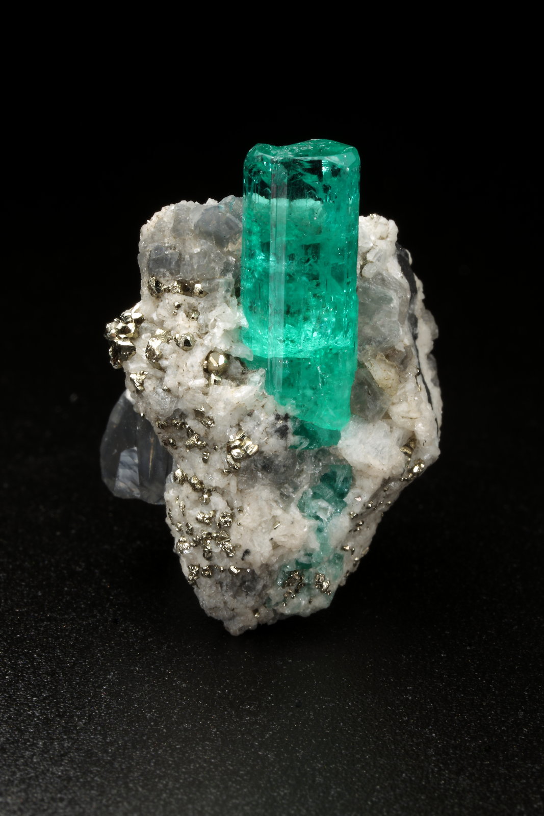 Beryl (variety emerald), Calcite, Dolomite, Pyrite
20x27x20mm, xl=20mm
(Autor: Fiebre Verde)