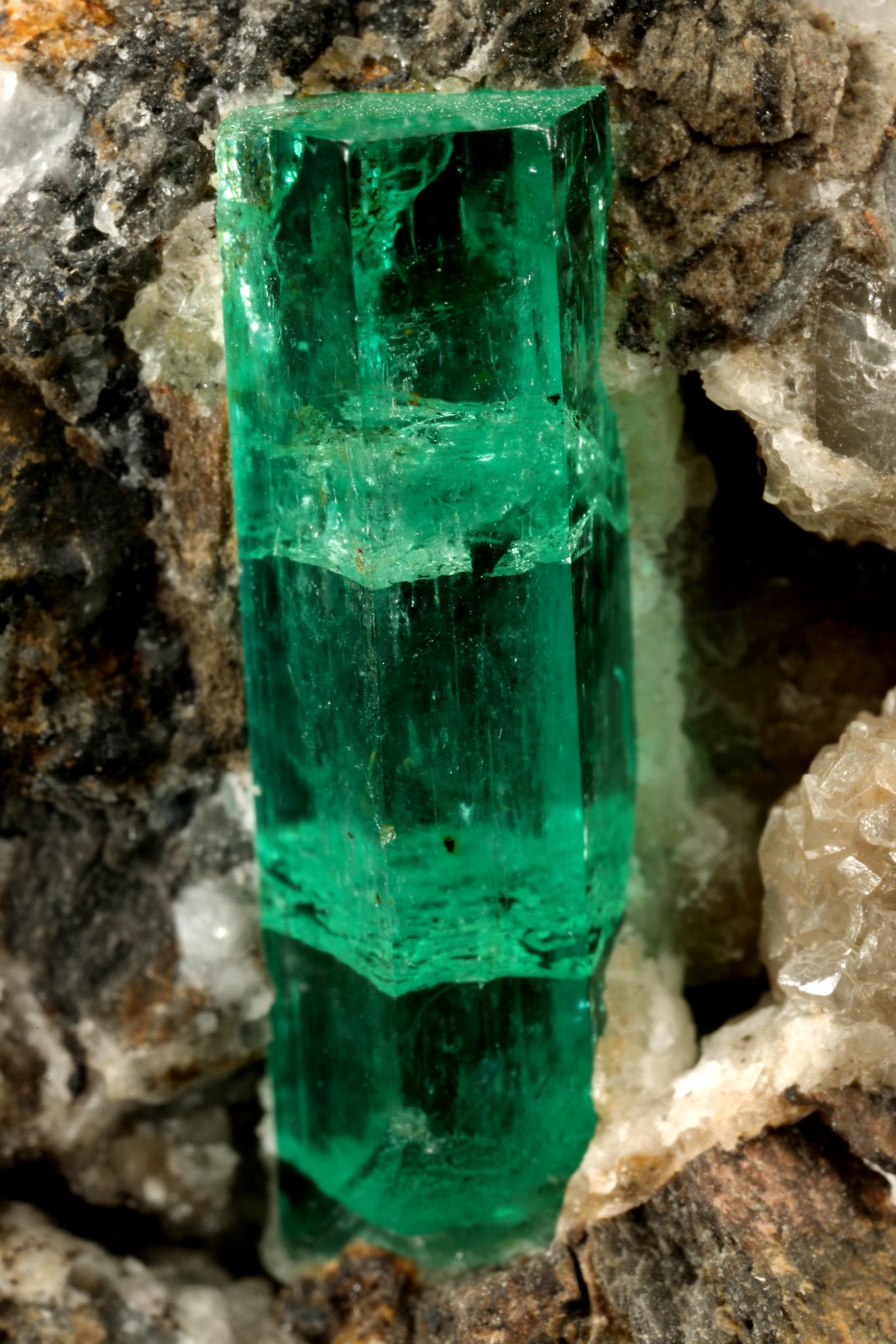 Beryl (variety emerald), Calcite
57x38x42mm, xl=20mm
(Autor: Fiebre Verde)