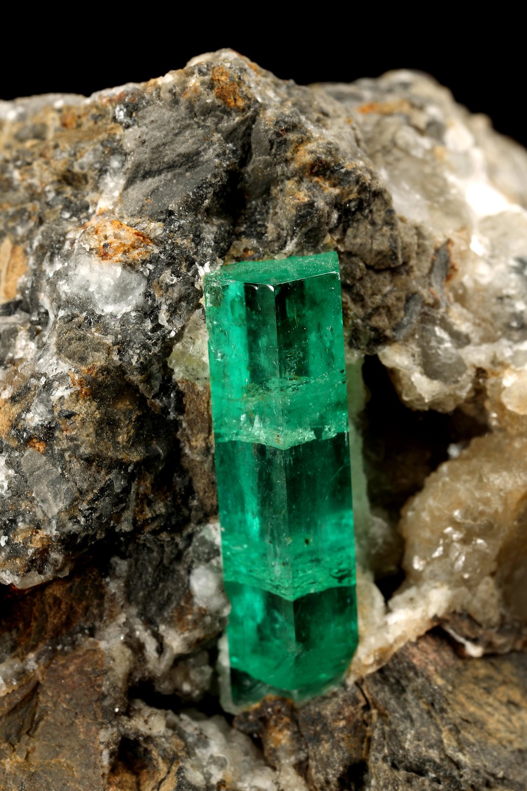 Beryl (variety emerald), Calcite
57x38x42mm, xl=20mm
(Autor: Fiebre Verde)