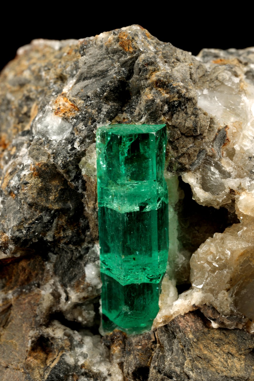 Beryl (variety emerald), Calcite
57x38x42mm, xl=20mm
(Autor: Fiebre Verde)