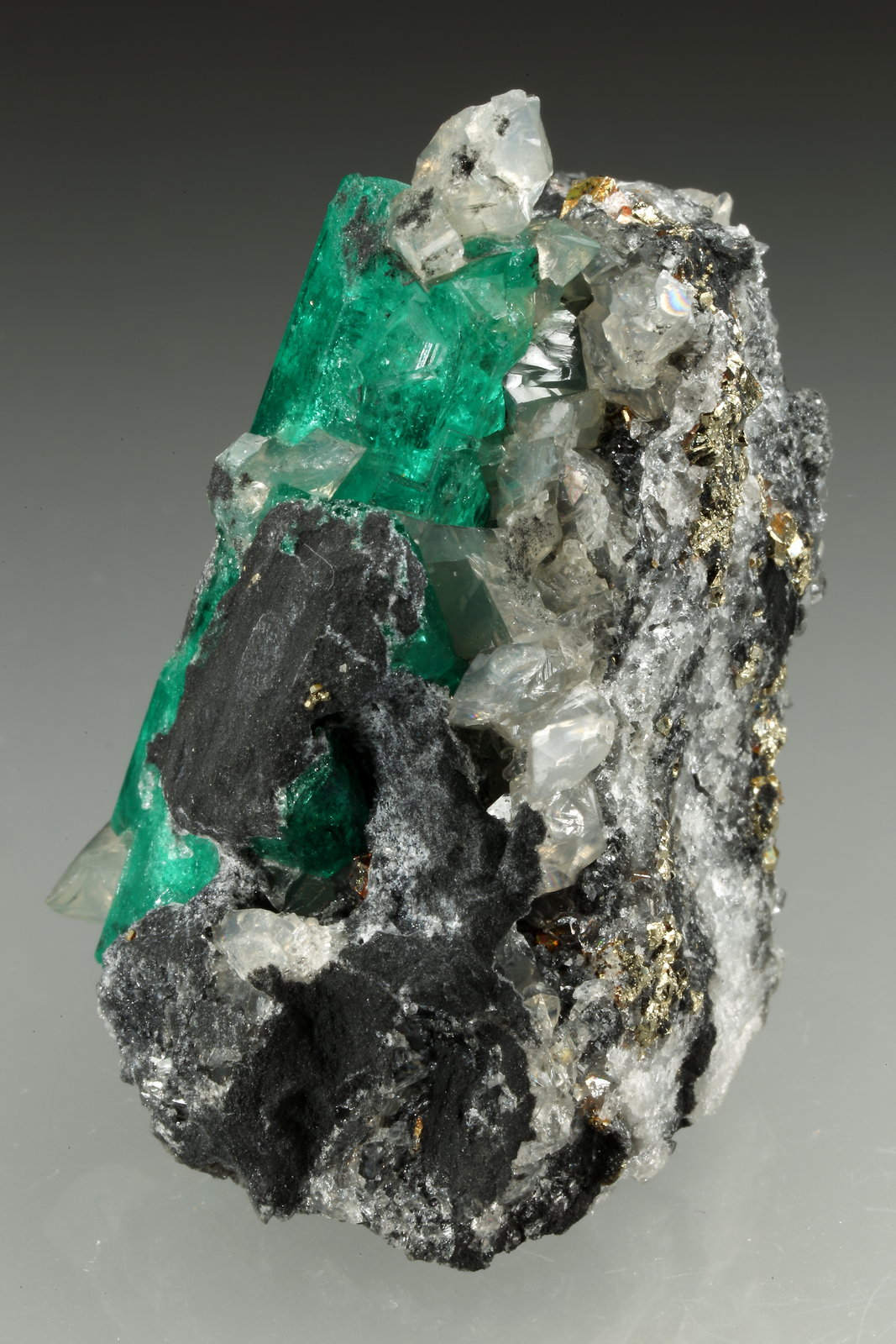Beryl (variety emerald), Calcite, Pyrite
29x45x27mm, xl=34mm
(Autor: Fiebre Verde)