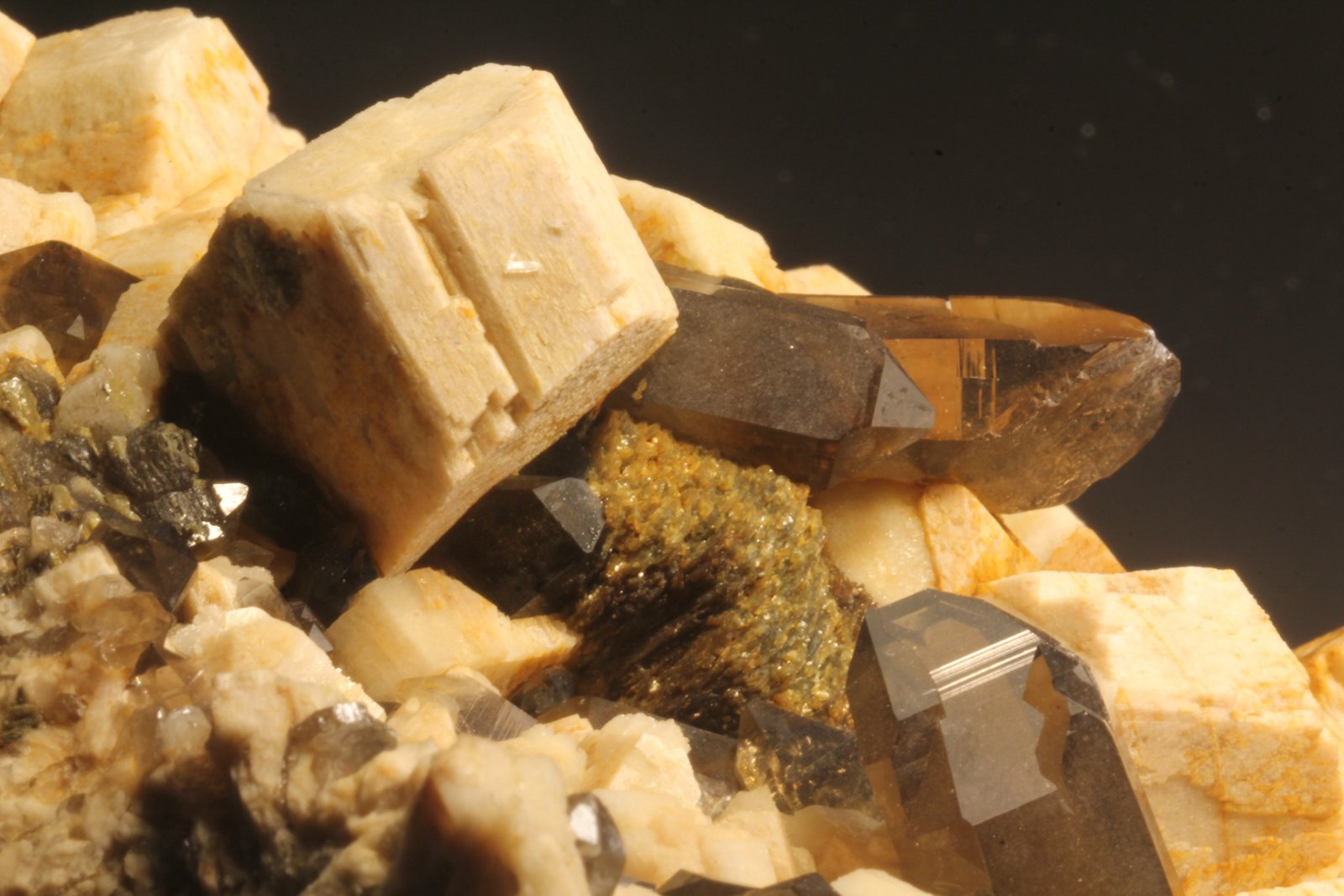 Quartz, Feldspar and Muscovite.
FOV 10 cm.
(Autor: vic rzonca)