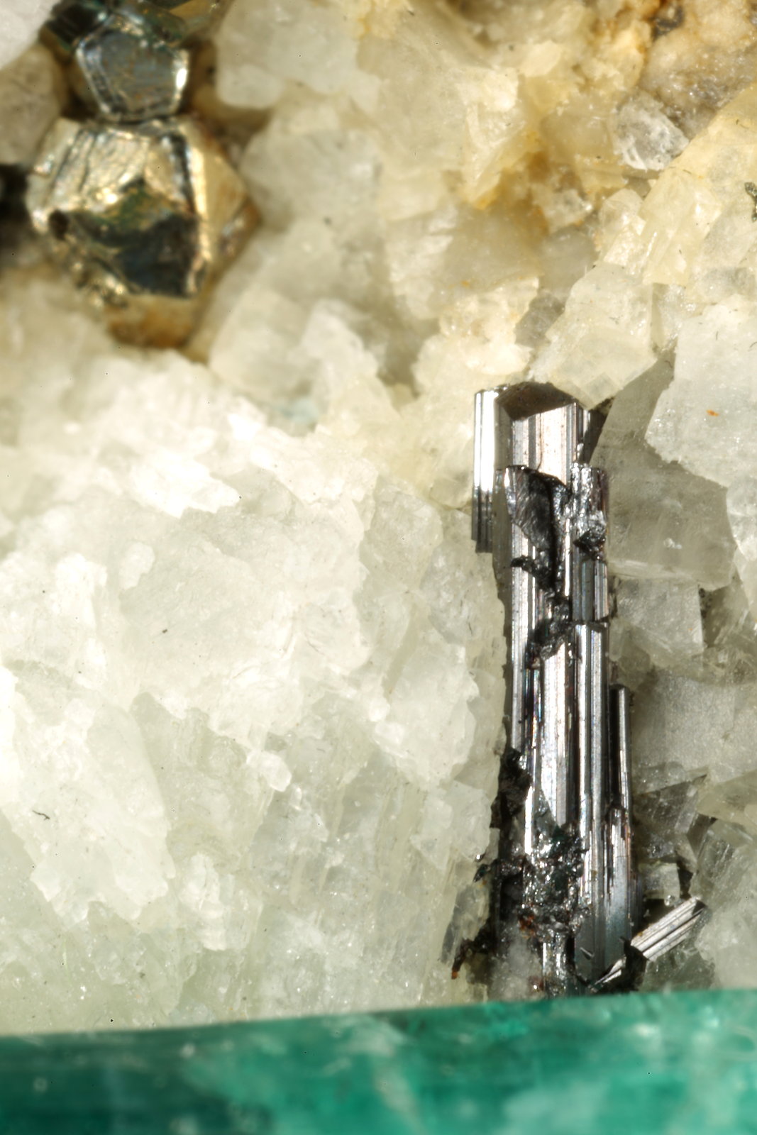 Beryl (variety emerald), Calcite, Pyrite, Rutile
65x74x63mm, main xl=40mm
(Autor: Fiebre Verde)