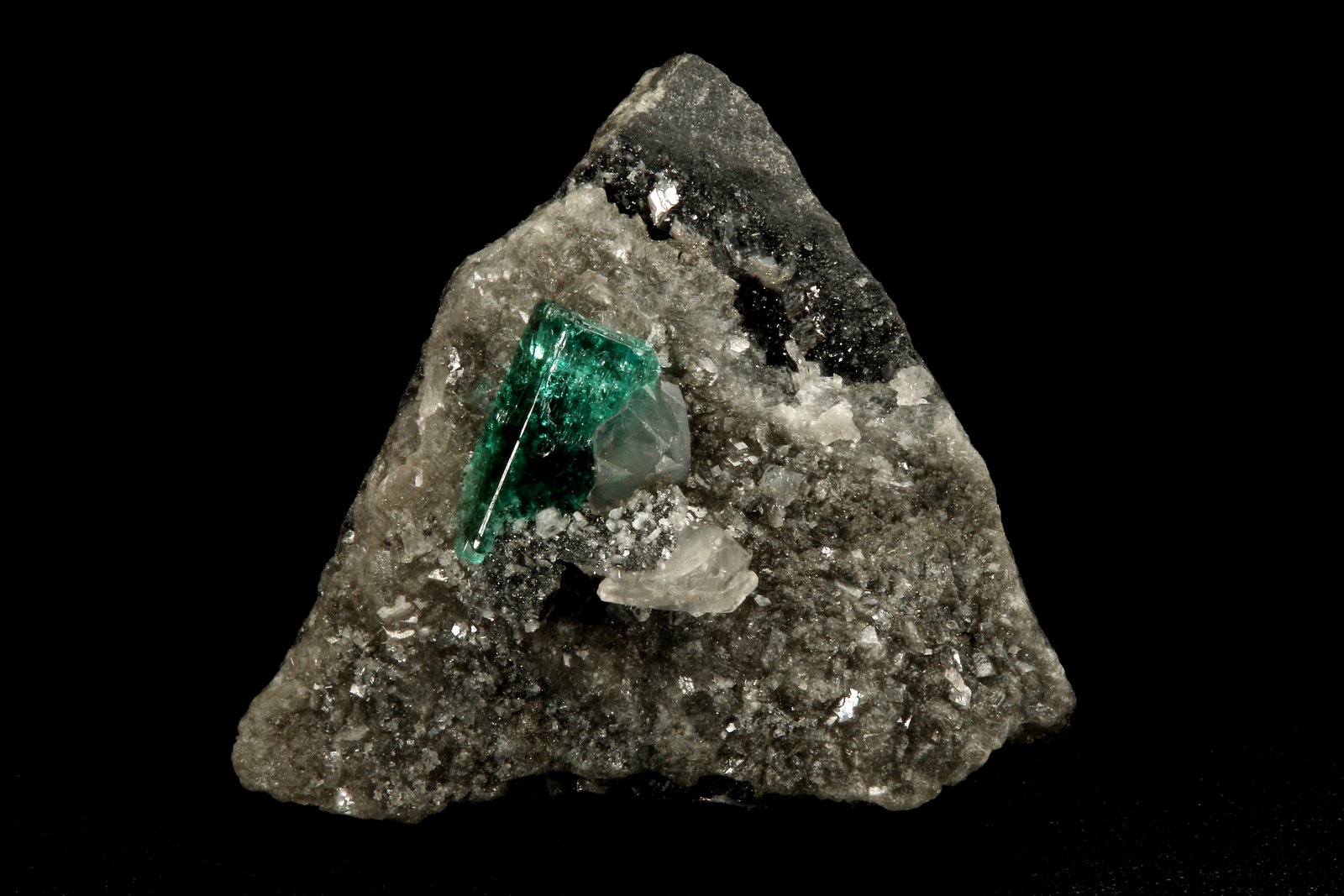 Beryl (variety emerald), Calcite, Dolomite
triangle side=35mm, xl=11mm
(Autor: Fiebre Verde)