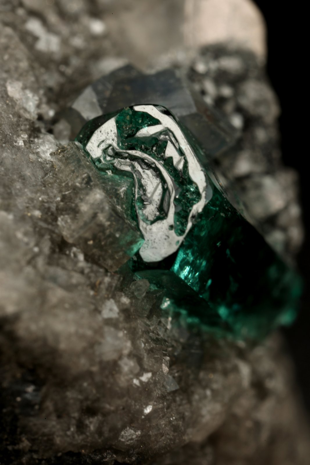 Beryl (variety emerald), Calcite, Dolomite
triangle side=35mm, xl=11mm
(Autor: Fiebre Verde)