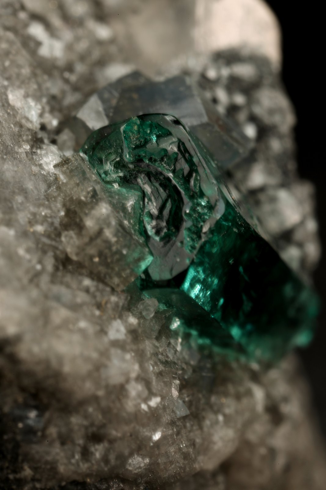Beryl (variety emerald), Calcite, Dolomite
triangle side=35mm, xl=11mm
(Autor: Fiebre Verde)