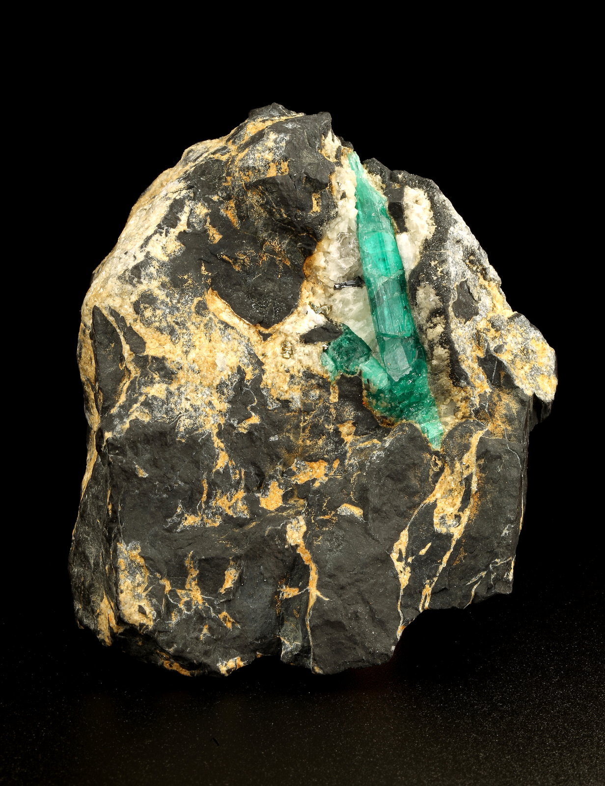 Beryl (variety emerald), Calcite, Pyrite, Rutile
65x74x63mm, main xl=40mm
(Autor: Fiebre Verde)