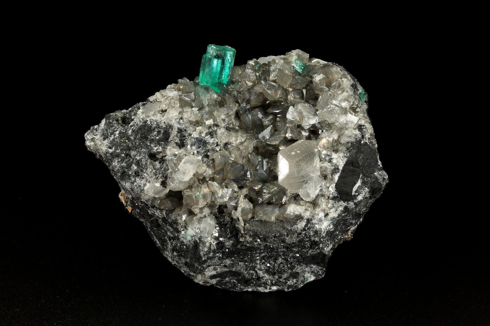 Beryl (variety emerald), Calcite, Dolomite, Pyrite
70x50x55mm, aggregate=10mm
(Autor: Fiebre Verde)