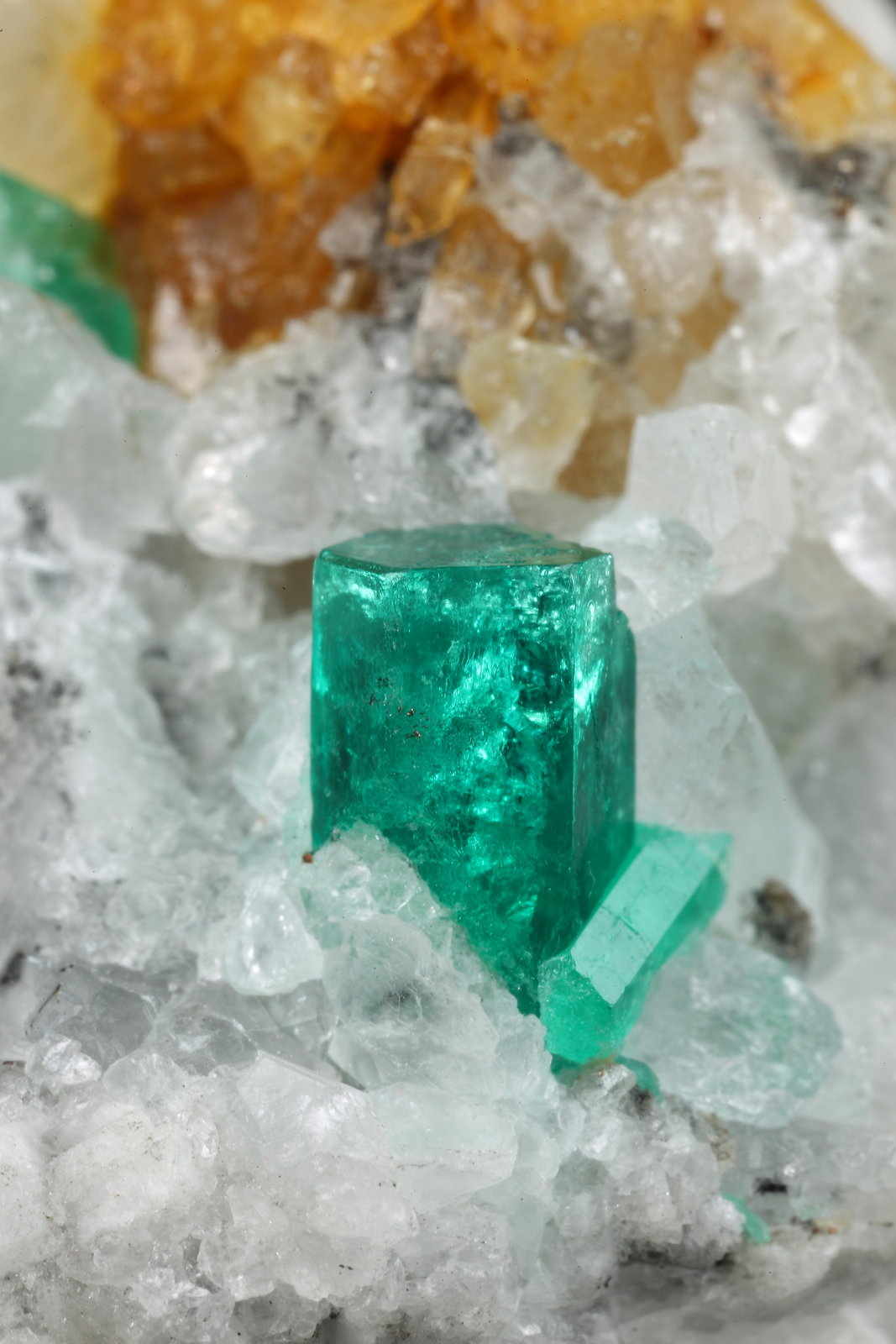 Beryl (variety emerald), Calcite
49x36x45mm, xl=8mm
(Autor: Fiebre Verde)