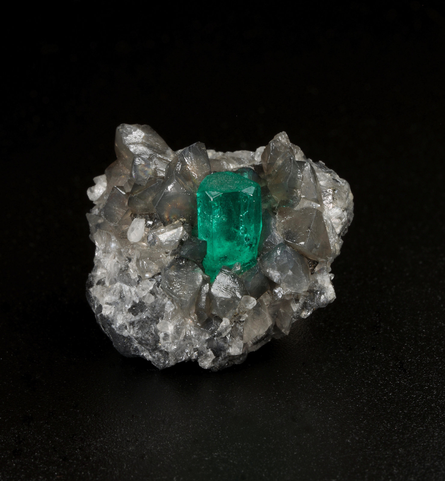 Beryl (variety emerald), Calcite, Dolomite
24 x 18 x 24 mm, xl=9 x 5 mm
(Autor: Fiebre Verde)