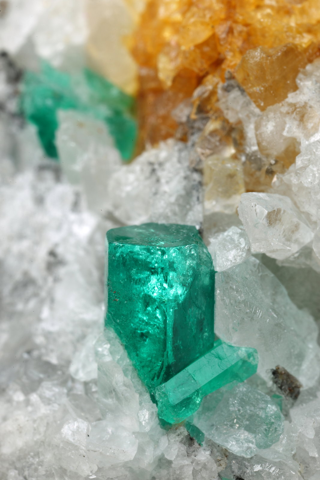 Beryl (variety emerald), Calcite
49x36x45mm, xl=8mm
(Autor: Fiebre Verde)
