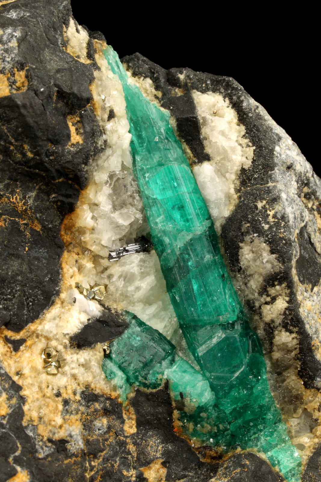 Beryl (variety emerald), Calcite, Pyrite, Rutile
65x74x63mm, main xl=40mm
(Autor: Fiebre Verde)