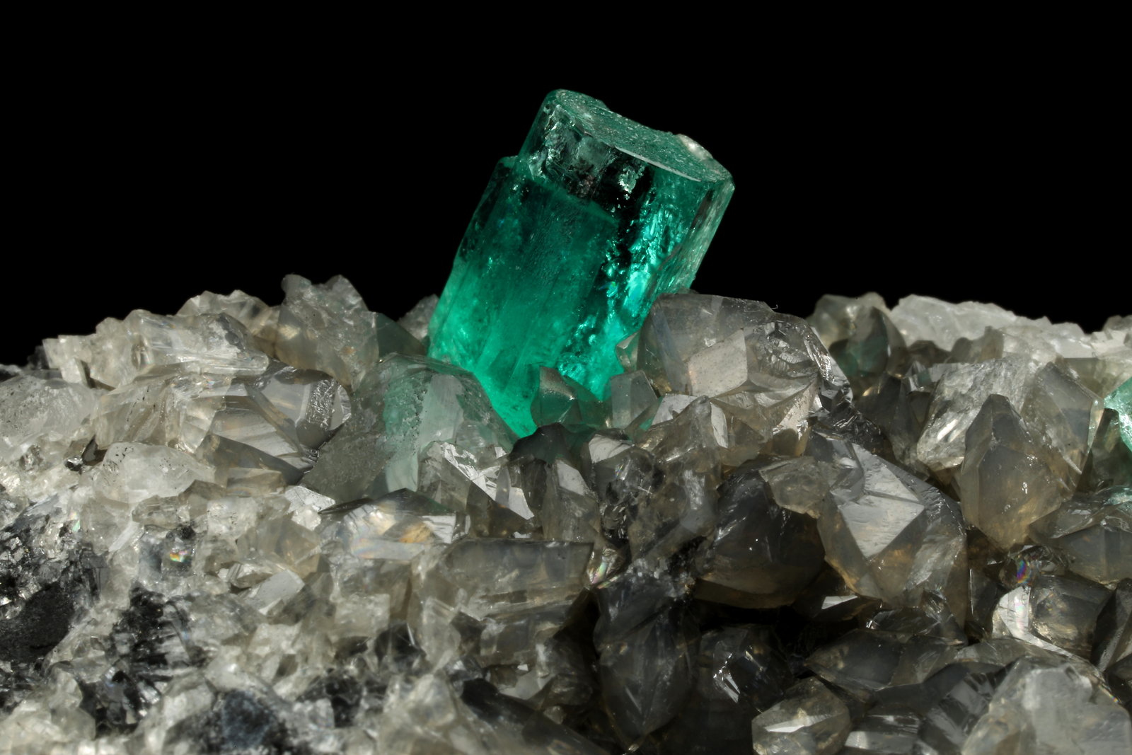 Beryl (variety emerald), Calcite, Dolomite, Pyrite
70x50x55mm, aggregate=10mm
(Autor: Fiebre Verde)