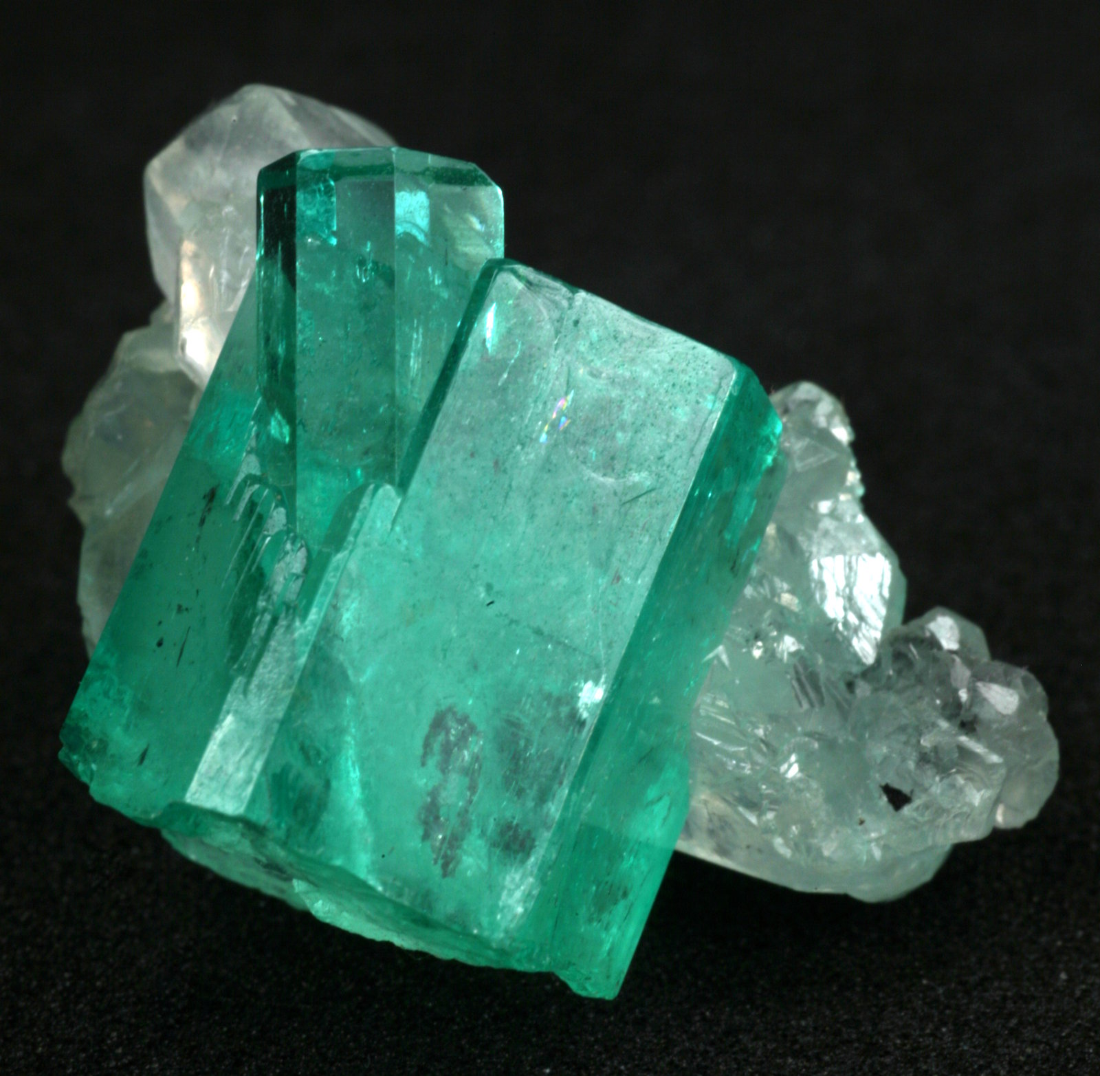 Beryl (variety emerald), Calcite
Main crystal = 13mm
(Autor: Fiebre Verde)