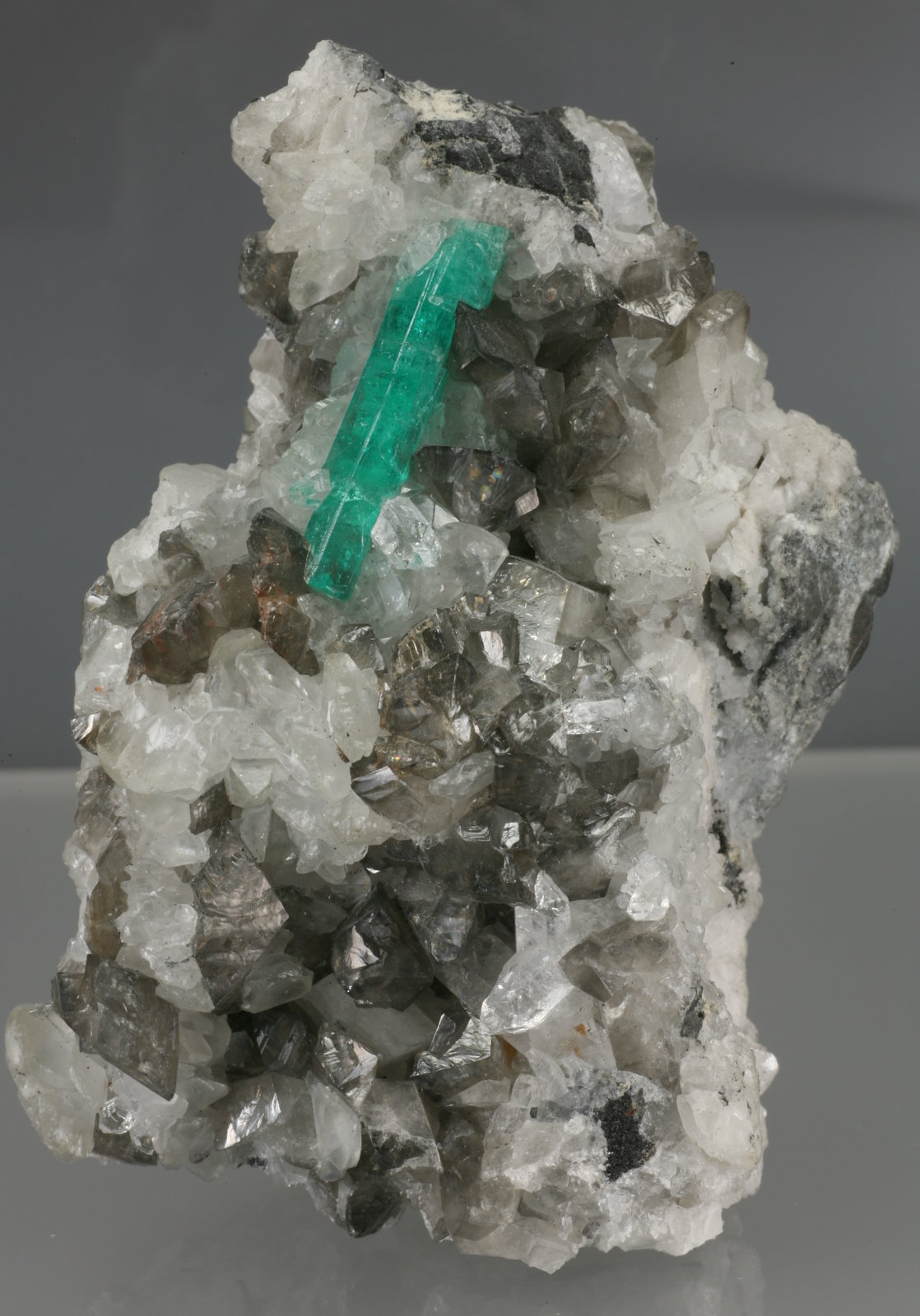 Beryl (variety emerald), Calcite, Quartz
75x60x40mm
(Autor: Fiebre Verde)