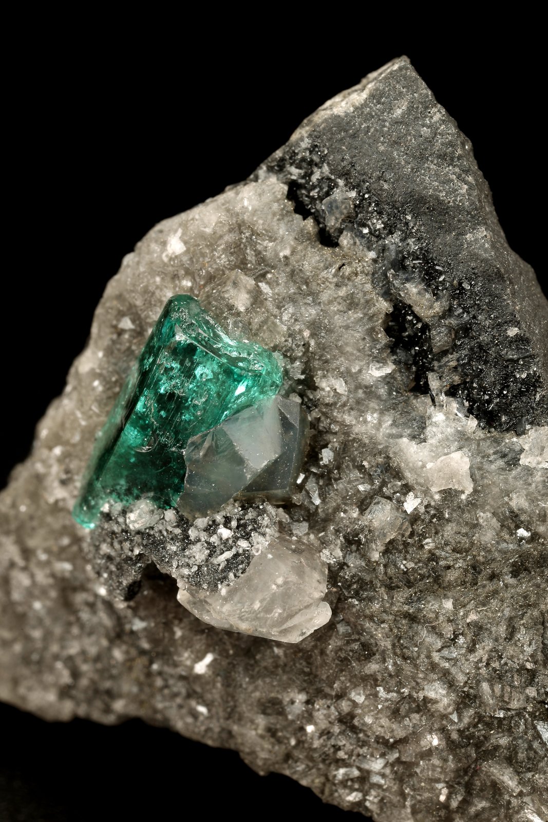 Beryl (variety emerald), Calcite, Dolomite
triangle side=35mm, xl=11mm
(Autor: Fiebre Verde)