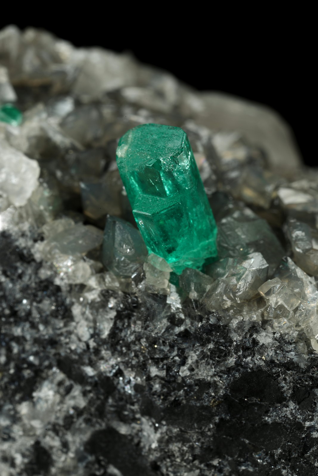 Beryl (variety emerald), Calcite, Dolomite, Pyrite
70x50x55mm, aggregate=10mm
(Autor: Fiebre Verde)