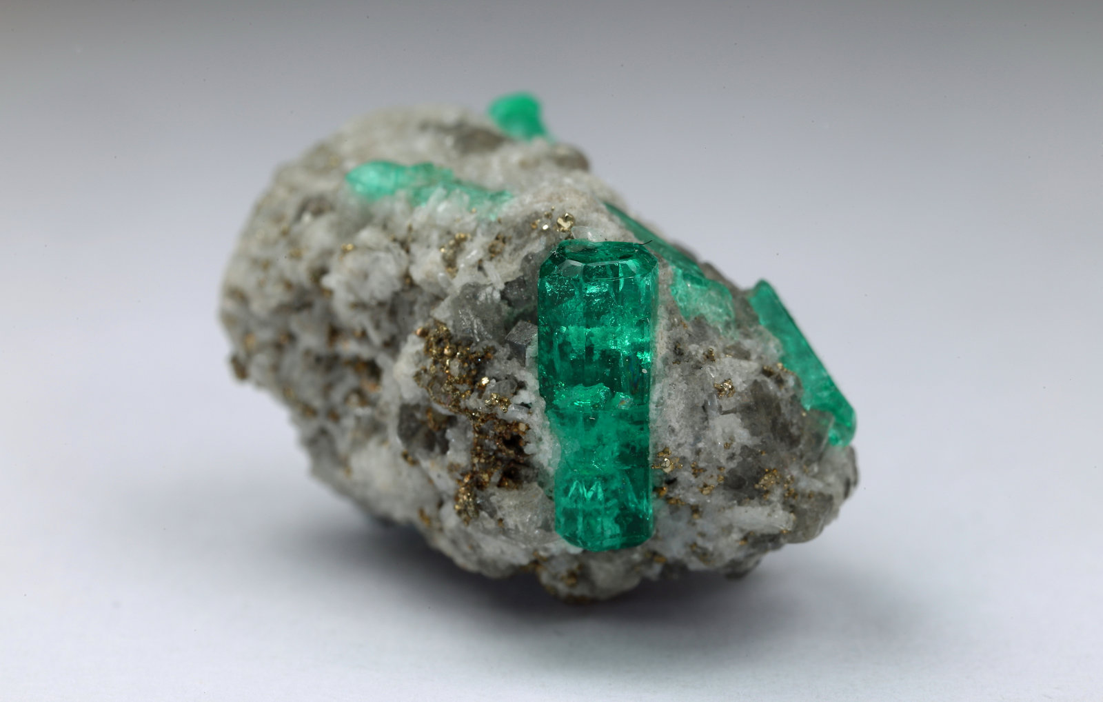 Beryl (variety emerald), Calcite, Albite (var. Cleavelandite), Pyrite
24 x 14 x 24 mm, main xl = 10 mm
(Autor: Fiebre Verde)