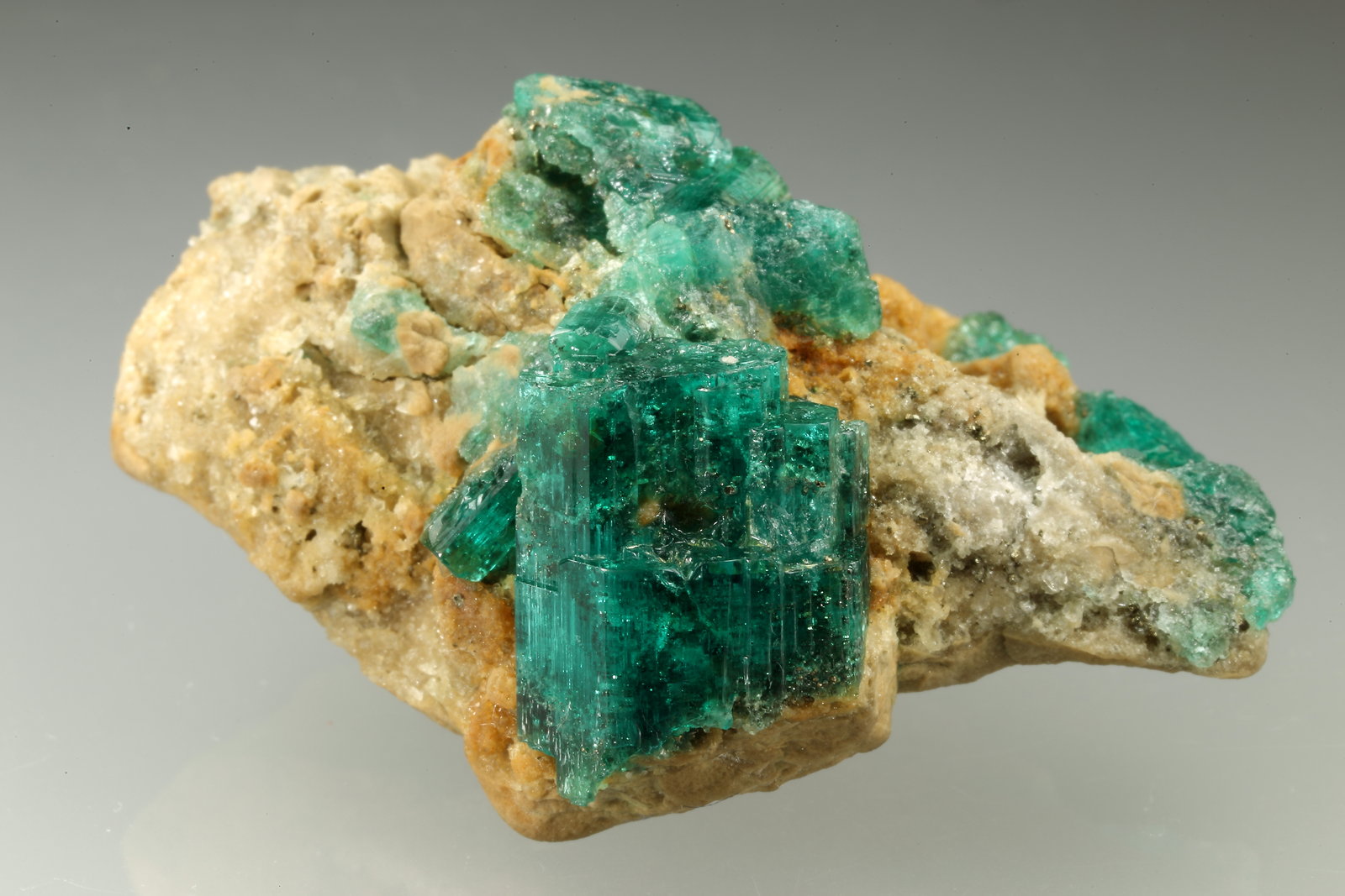 Beryl (variety emerald), Pyrite
50x24x36mm, aggregate=18x14mm
(Autor: Fiebre Verde)
