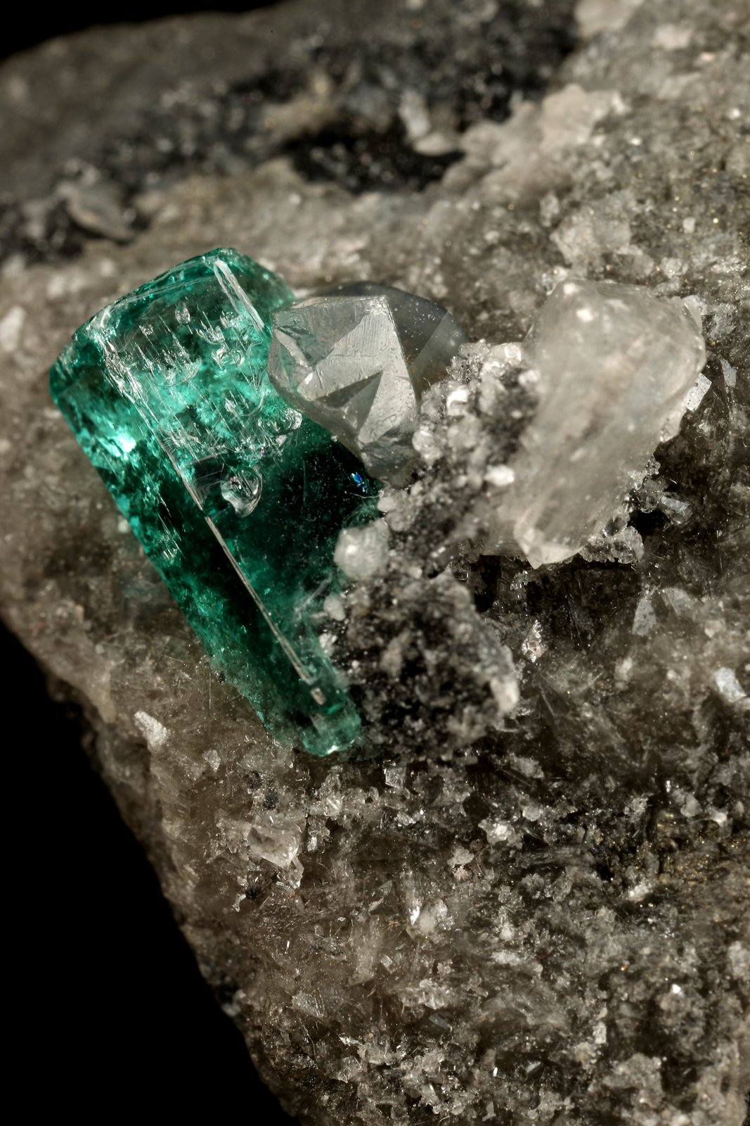Beryl (variety emerald), Calcite, Dolomite
triangle side=35mm, xl=11mm
(Autor: Fiebre Verde)
