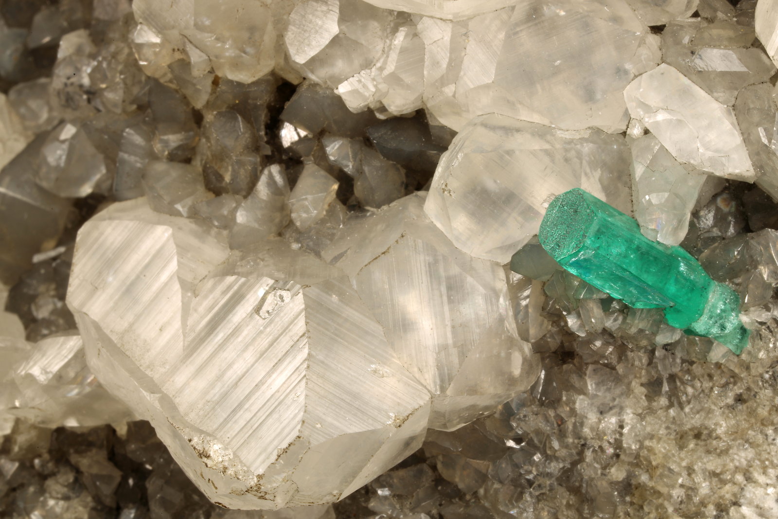 Beryl (variety emerald), Calcite, Pyrite
140x75x80mm, xls=16 & 10mm
(Autor: Fiebre Verde)