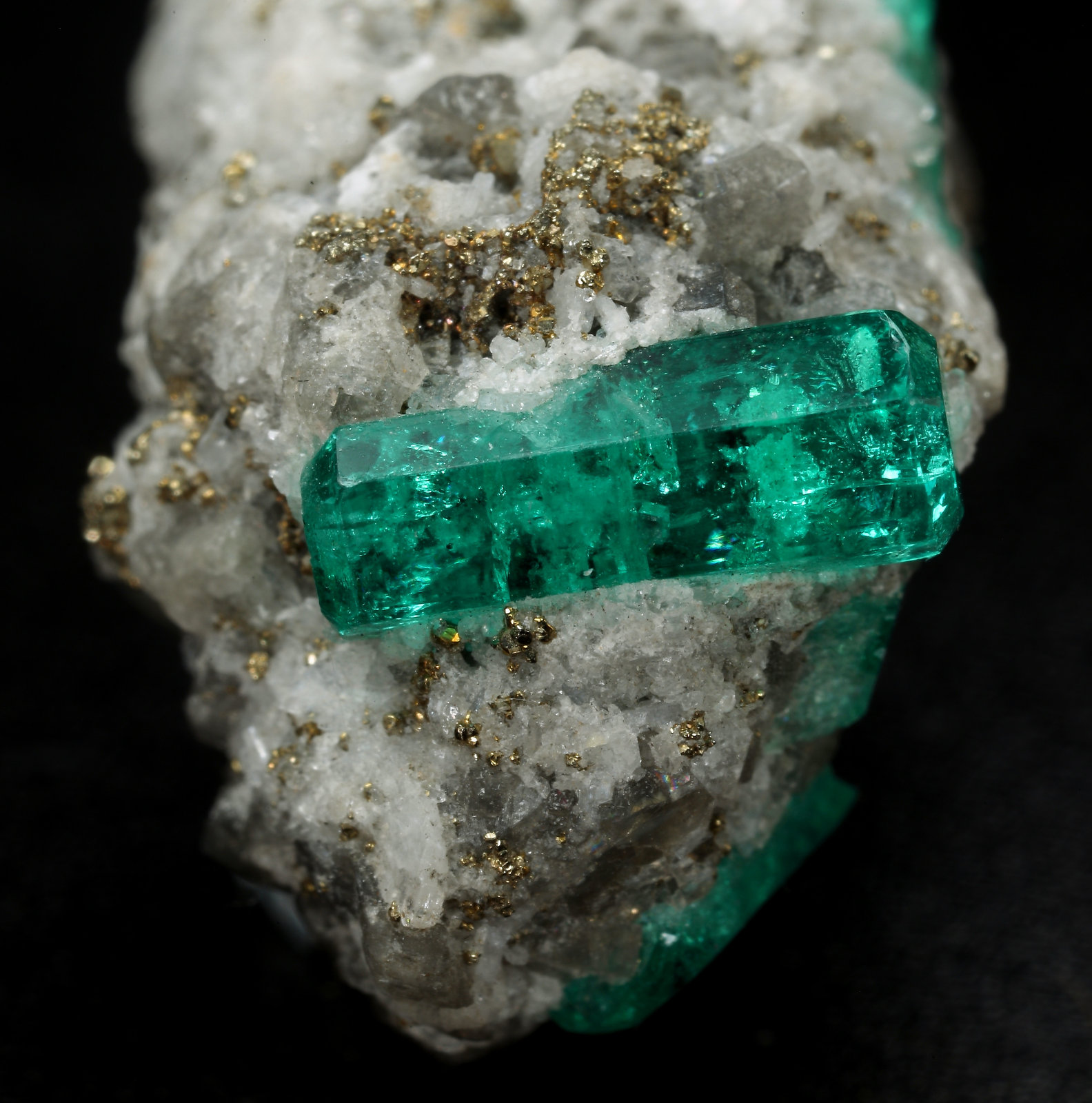 Beryl (variety emerald), Calcite, Albite (var. Cleavelandite), Pyrite
24 x 14 x 24 mm, main xl = 10 mm
(Autor: Fiebre Verde)