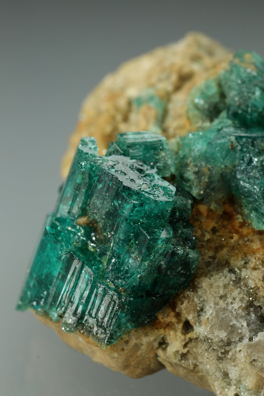Beryl (variety emerald), Pyrite
50x24x36mm, aggregate=18x14mm
(Autor: Fiebre Verde)