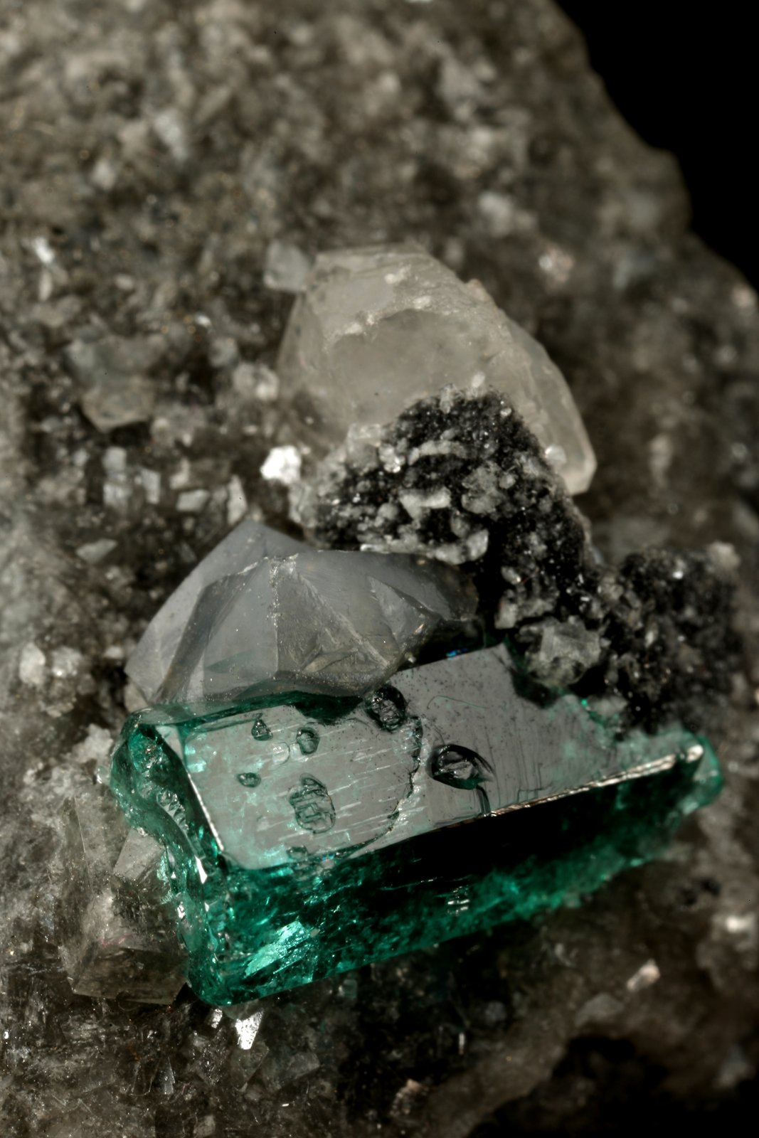 Beryl (variety emerald), Calcite, Dolomite
triangle side=35mm, xl=11mm
(Autor: Fiebre Verde)
