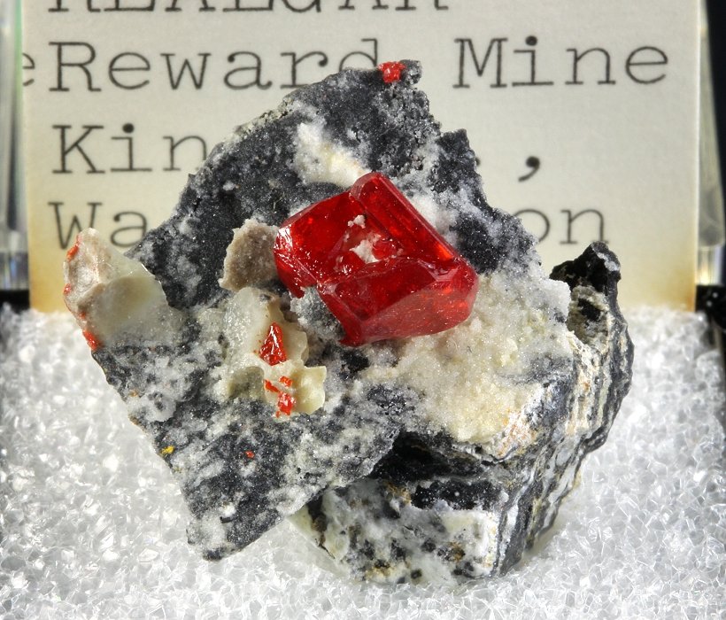 Realgar
24 x 22 x 16 mm overall
(Autor: GneissWare)