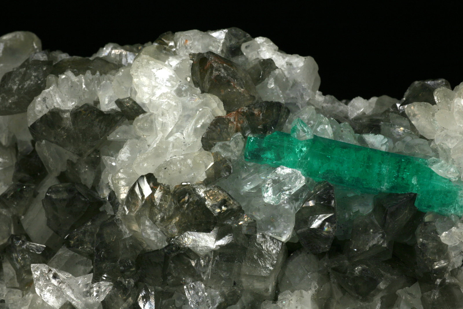 Beryl (variety emerald), Calcite, Quartz
Detail - FOV=6cm
(Autor: Fiebre Verde)