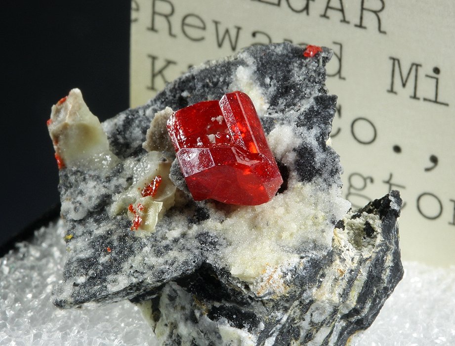 Realgar
24 x 22 x 16 mm overall
(Autor: GneissWare)