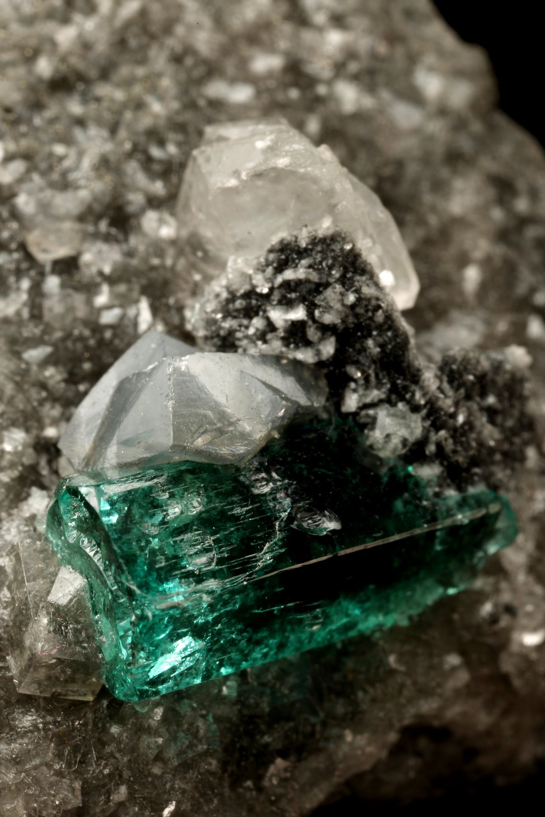 Beryl (variety emerald), Calcite, Dolomite
triangle side=35mm, xl=11mm
(Autor: Fiebre Verde)