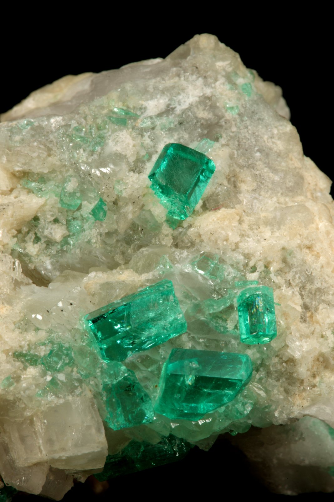 Beryl (variety emerald), Calcite, Dolomite
42x39x34mm, xls up to 7mm
(Autor: Fiebre Verde)