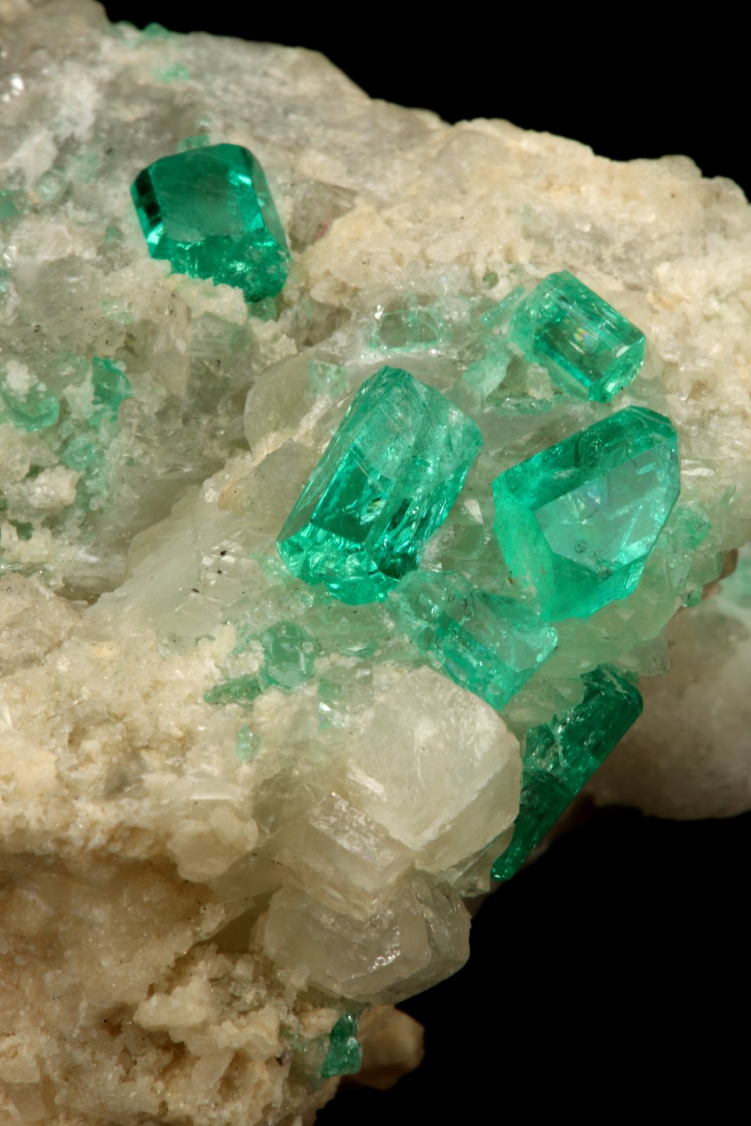 Beryl (variety emerald), Calcite, Dolomite
42x39x34mm, xls up to 7mm
(Autor: Fiebre Verde)