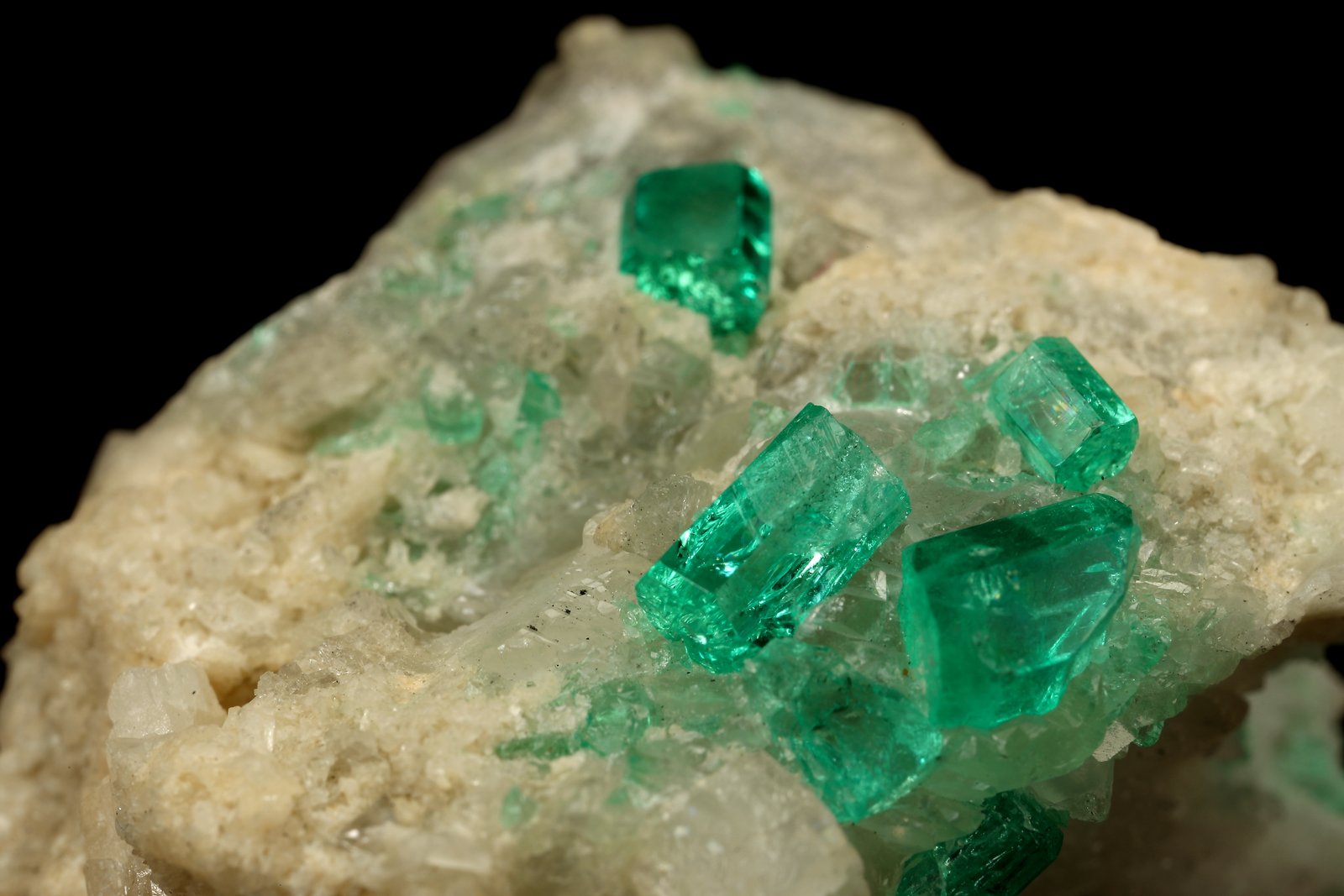 Beryl (variety emerald), Calcite, Dolomite
42x39x34mm, xls up to 7mm
(Autor: Fiebre Verde)