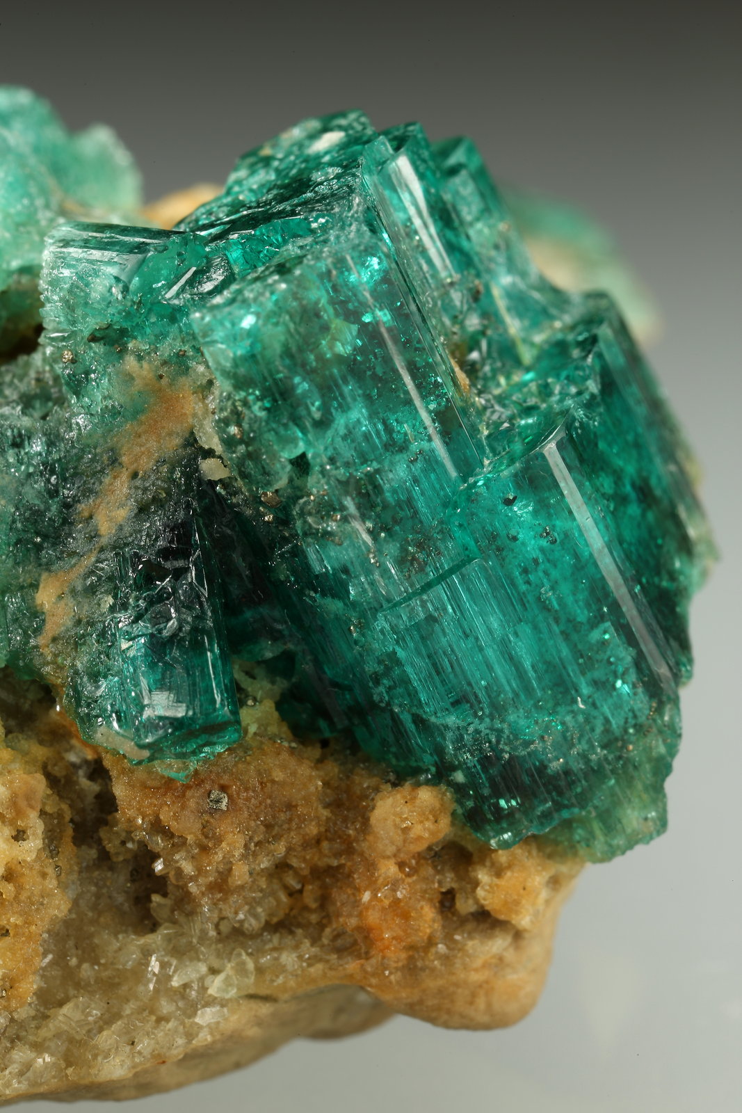 Beryl (variety emerald), Pyrite
50x24x36mm, aggregate=18x14mm
(Autor: Fiebre Verde)
