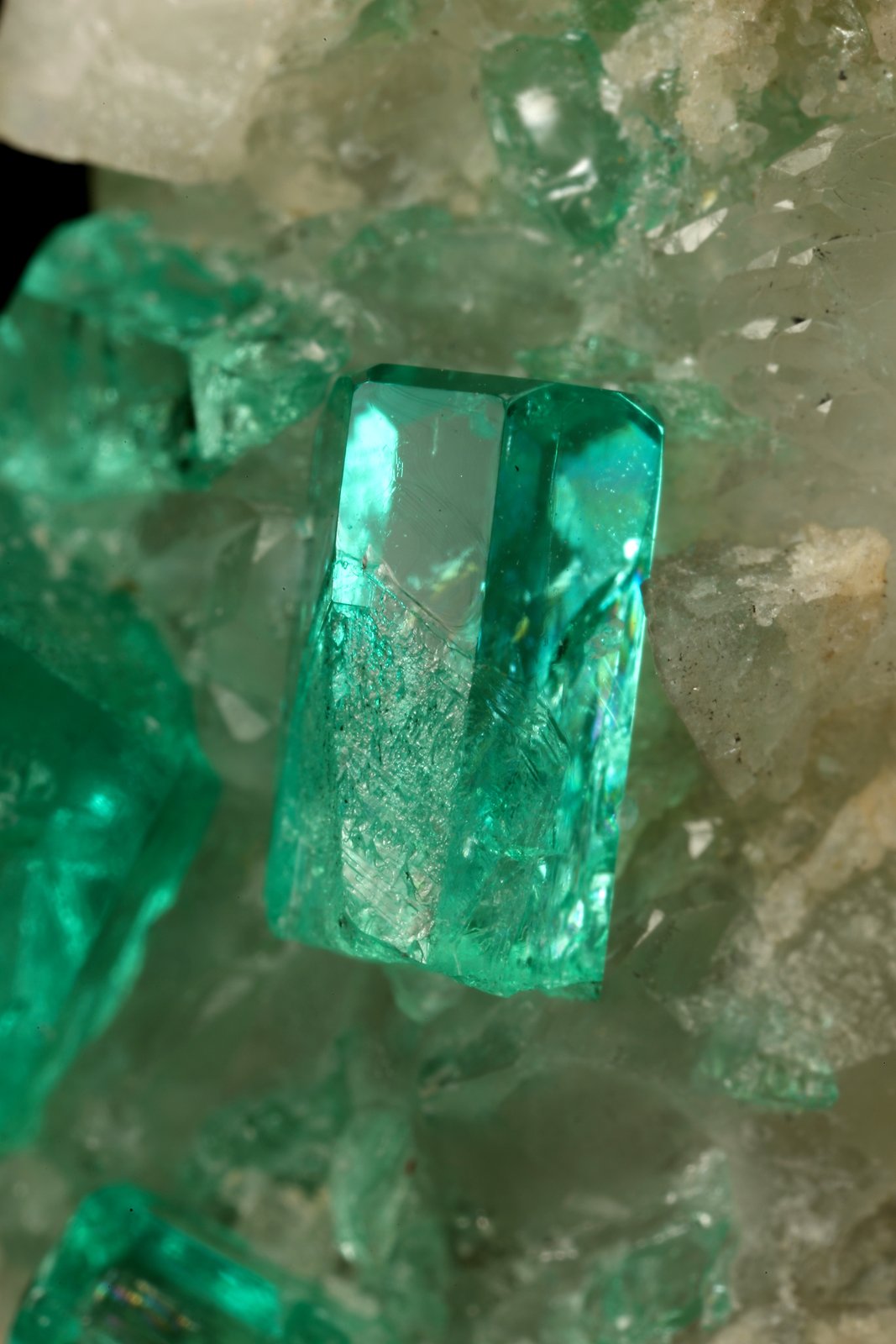Beryl (variety emerald), Calcite, Dolomite
42x39x34mm, xls up to 7mm
(Autor: Fiebre Verde)