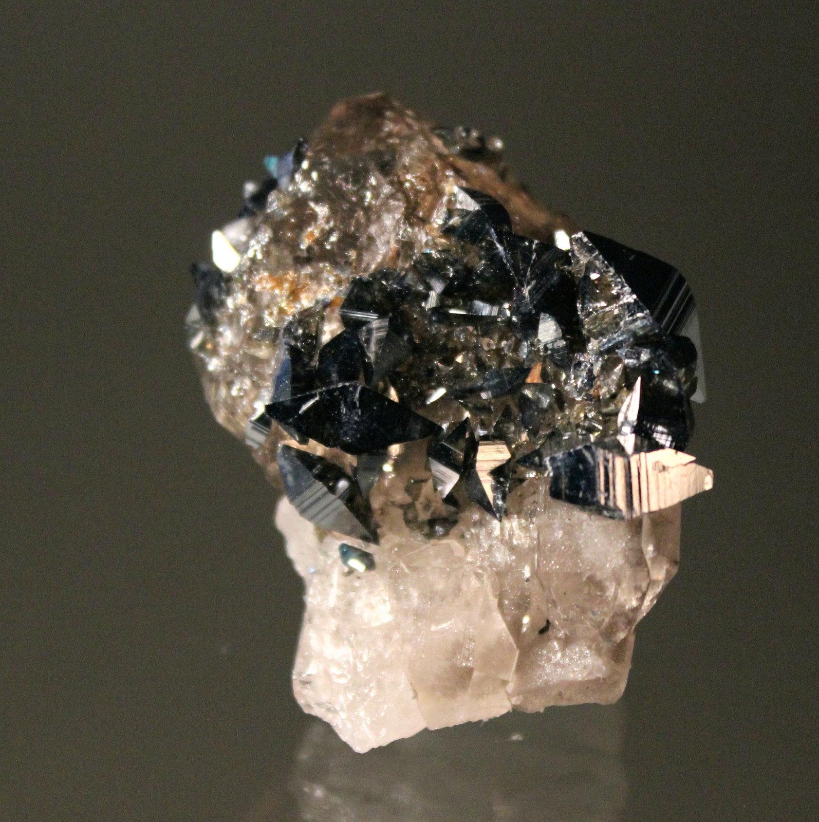 Anatase, Quartz
4.5 x 4.0 cm
(Autor: Don Lum)