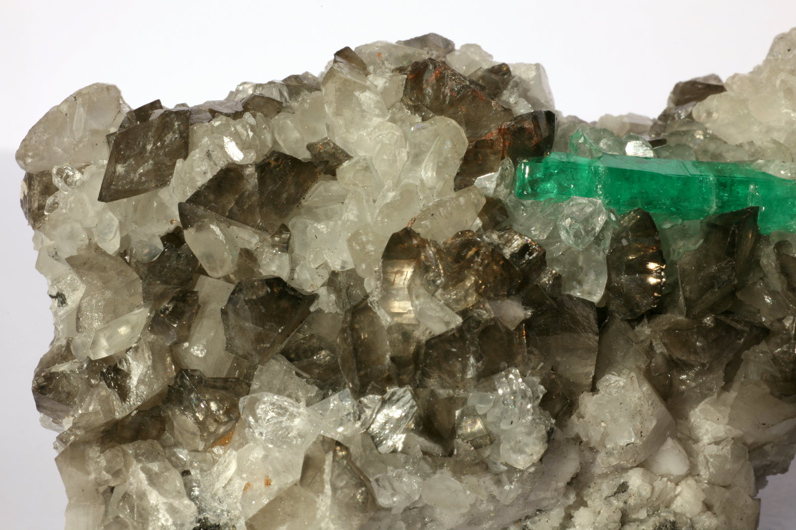 Beryl (variety emerald), Calcite, Quartz
Detail - FOV=7cm
(Autor: Fiebre Verde)