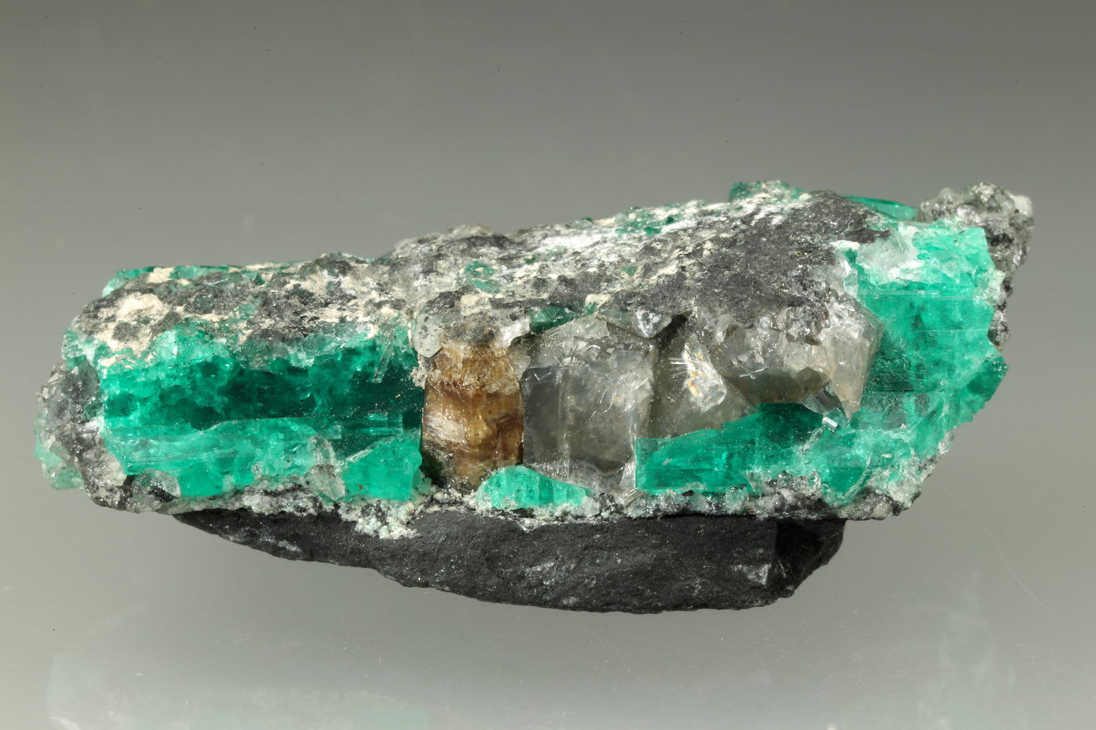 Beryl (variety emerald), Dolomite, Parisite-(Ce)
39x12x22mm, Parisite=5mm, largest Beryl=12mm
(Autor: Fiebre Verde)