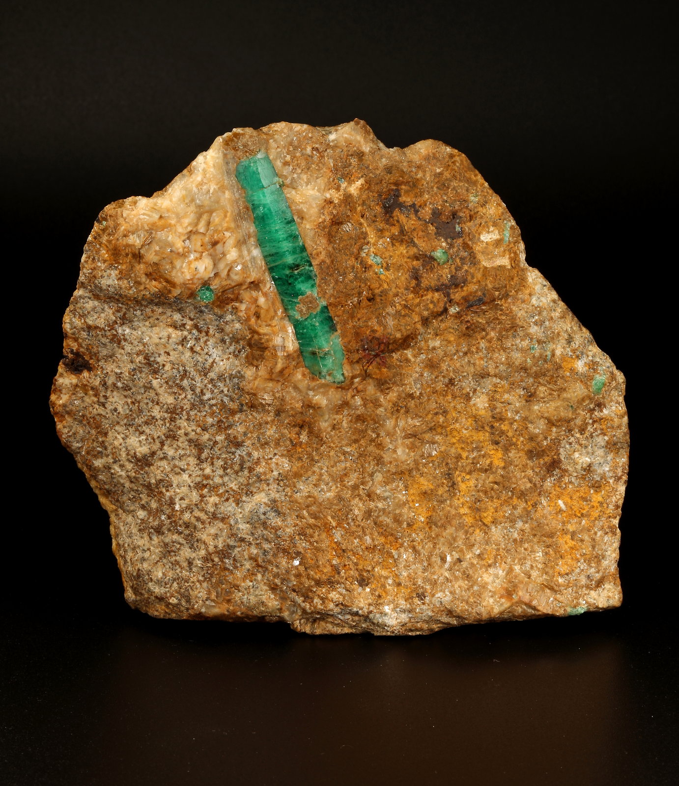 Beryl (variety emerald), Muscovite
110x95x35, xl=44mm
(Autor: Fiebre Verde)