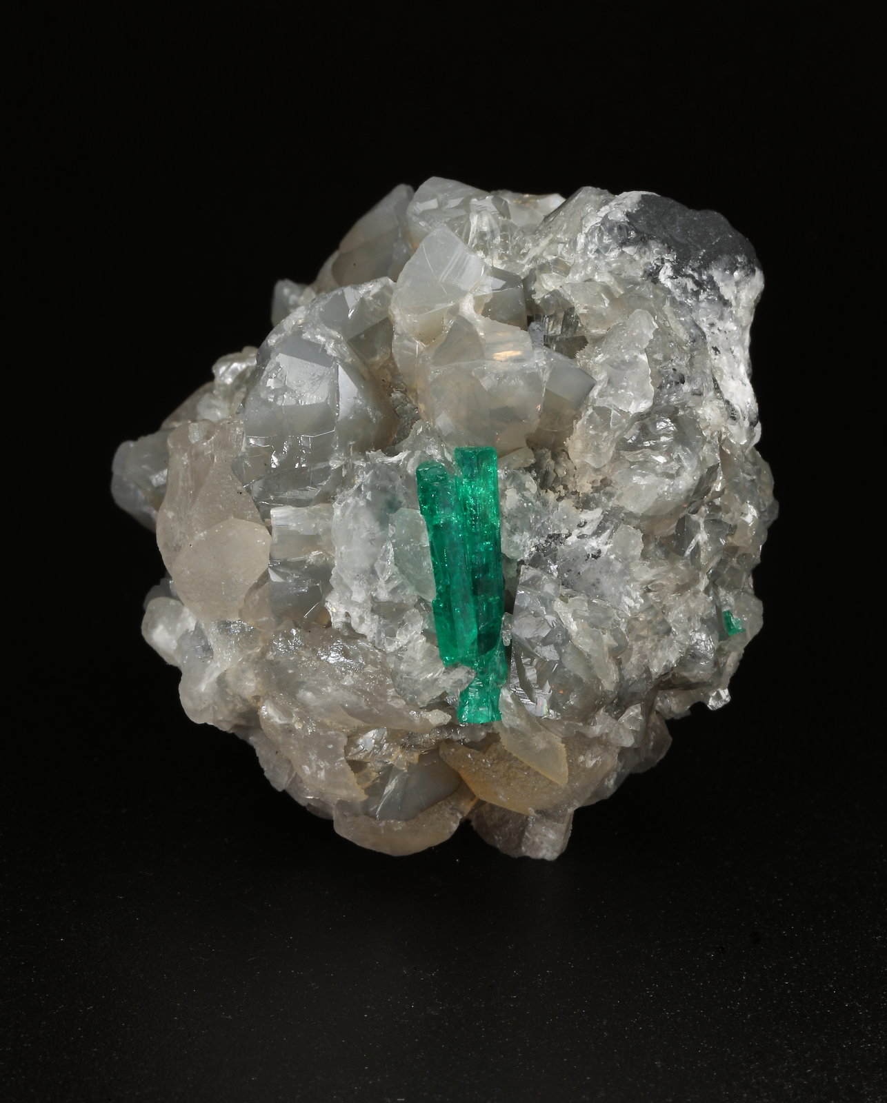 Beryl (variety emerald), Calcite, Dolomite
47x45x47mm, xl=18mm - 2 xls in the back: 11mm & 7mm
(Autor: Fiebre Verde)
