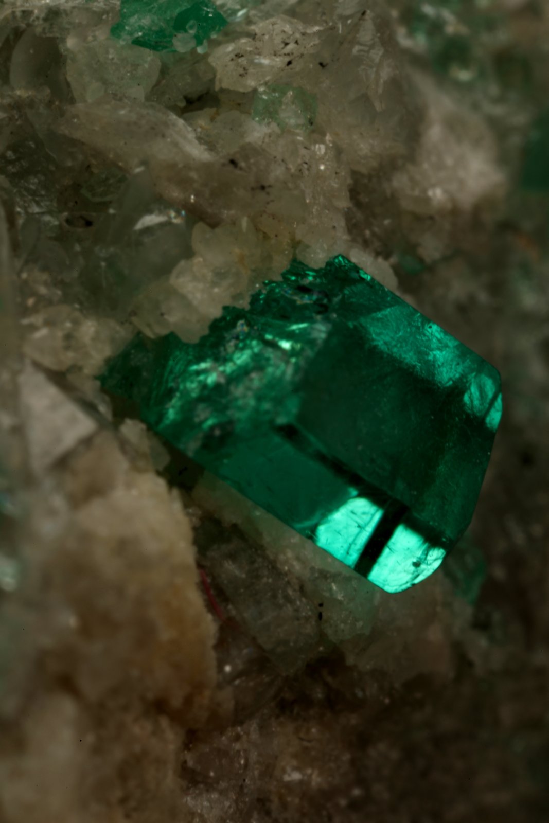 Beryl (variety emerald), Calcite, Dolomite
42x39x34mm, xls up to 7mm
(Autor: Fiebre Verde)