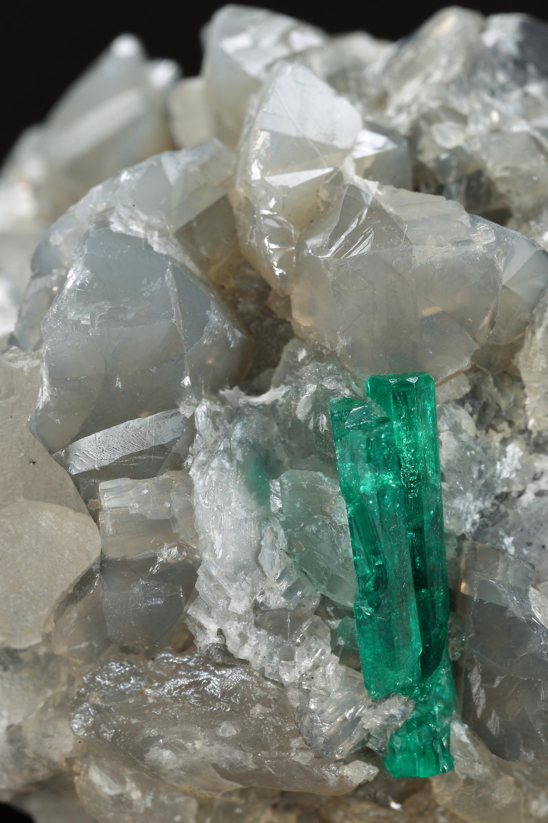 Beryl (variety emerald), Calcite, Dolomite
47x45x47mm, xl=18mm - 2 xls in the back: 11mm & 7mm
(Autor: Fiebre Verde)